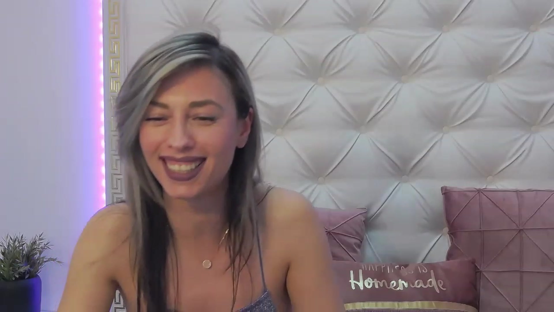 Gallery image thumbnail from PoxyVibe's myfreecams stream on, 02/02/2023, 19:33 image 16 of 20