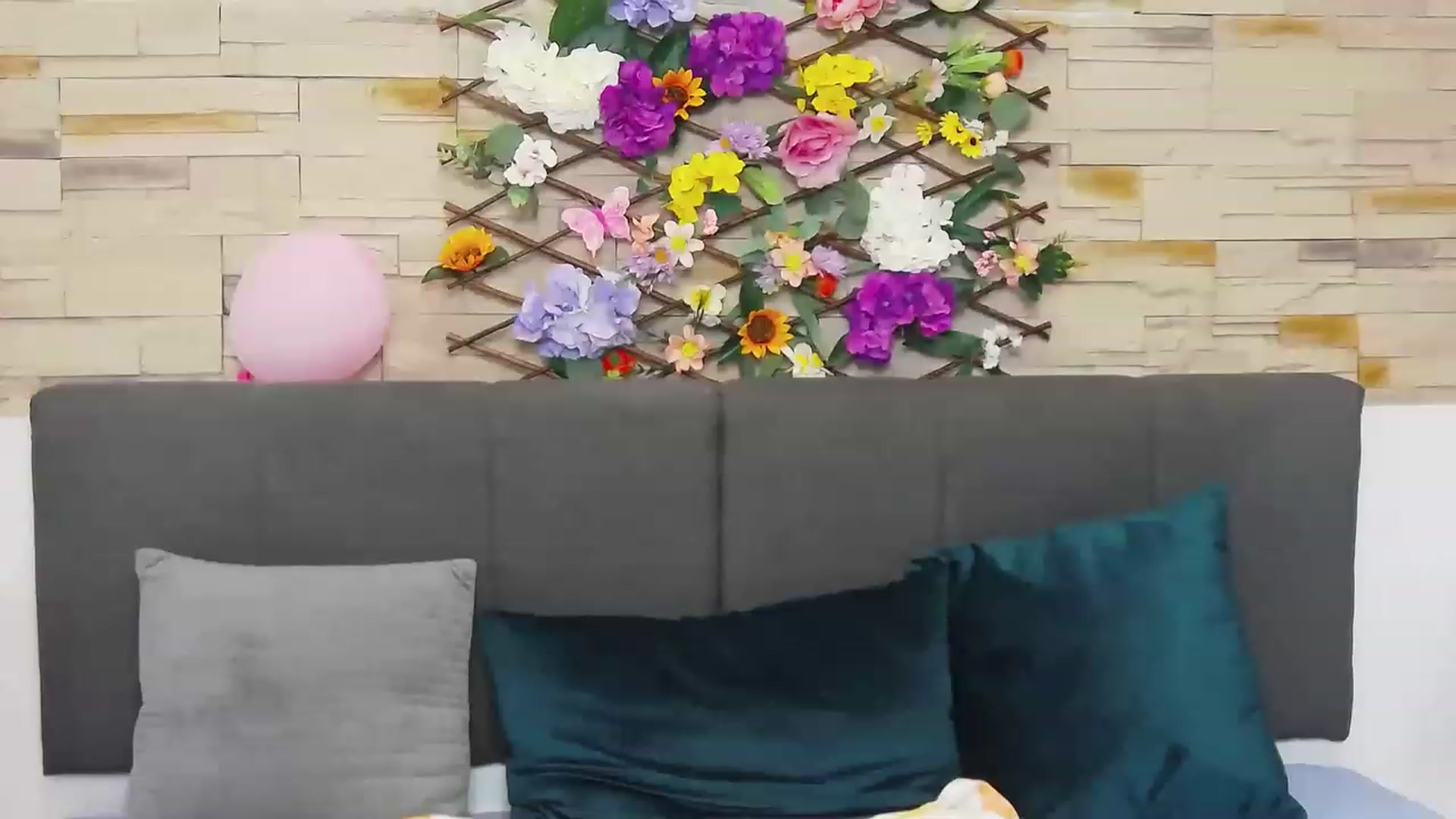 Gallery image thumbnail from PoxyVibe's myfreecams stream on, 05/01/2023, 19:33 image 15 of 20