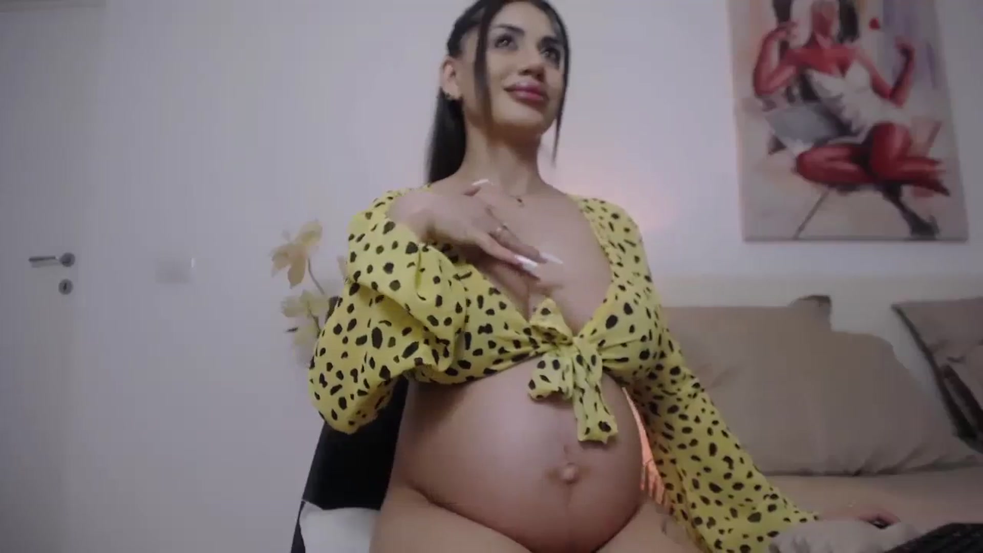 Gallery image thumbnail from PregBethie's myfreecams stream on, 04/08/2024, 02:07 image 12 of 20