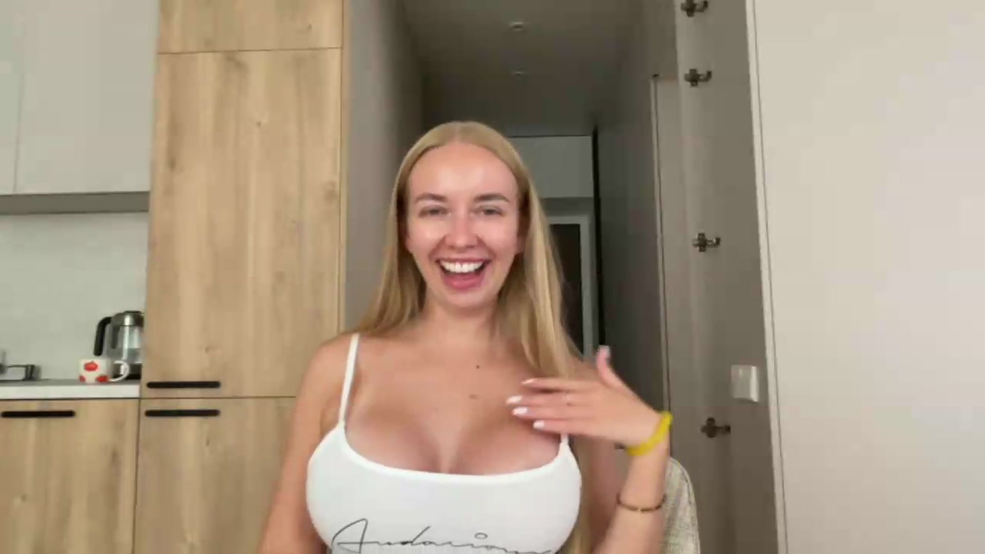 Gallery image thumbnail from PrettyKiss's myfreecams stream on, 08/24/2026, 09:01 image 7 of 20