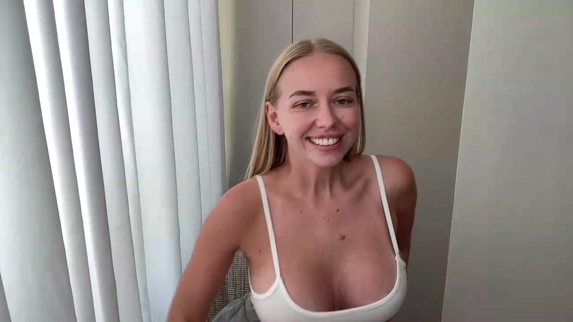 Gallery image thumbnail from PrettyKiss's myfreecams stream on, 08/24/2026, 10:38 image 9 of 20