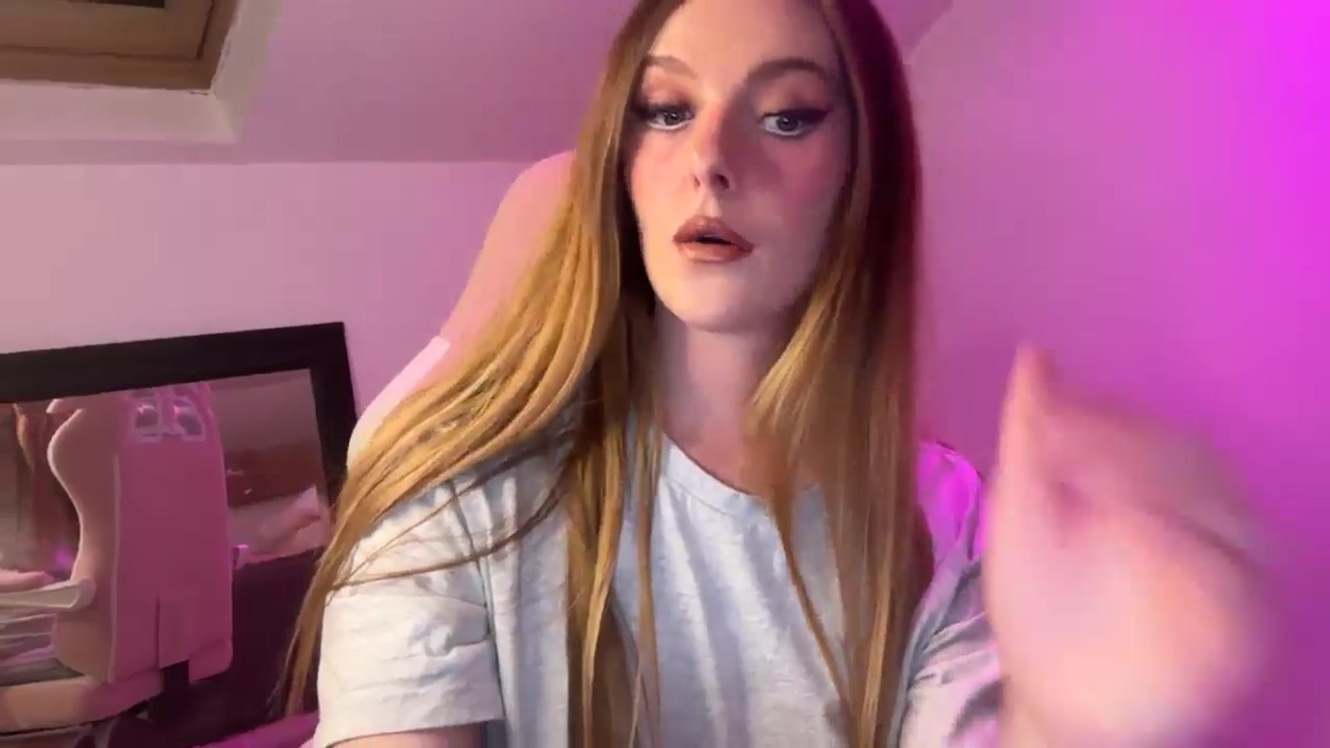 Gallery image thumbnail from PrettyPetite1's myfreecams stream on, 09/10/2025, 20:47 image 8 of 20