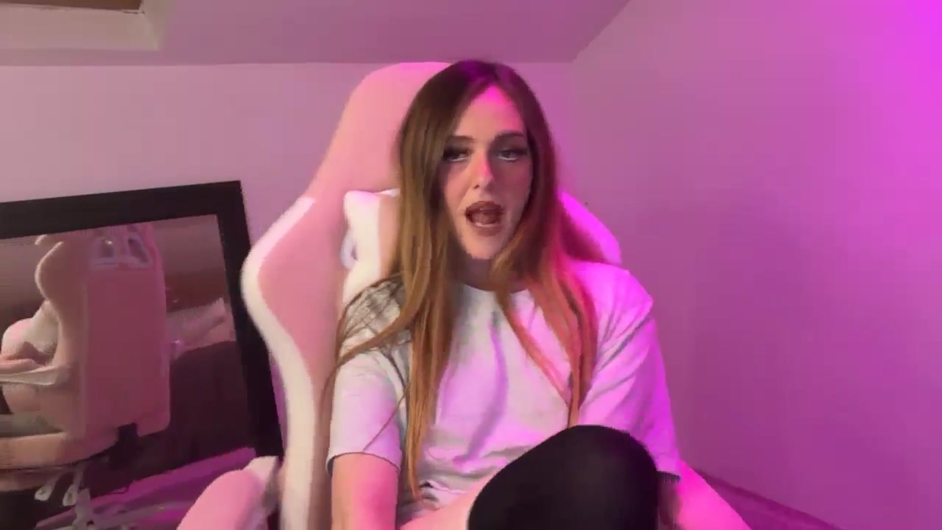 Gallery image thumbnail from PrettyPetite1's myfreecams stream on, 09/10/2025, 20:47 image 9 of 20