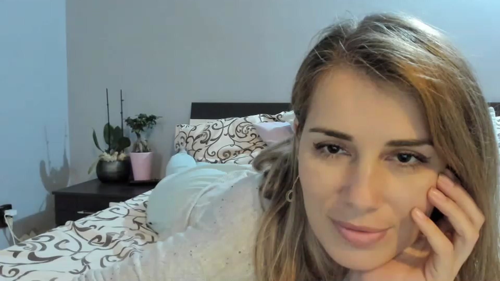 Gallery image thumbnail from PrettyWomen31's myfreecams stream on, 11/15/2022, 14:00 image 12 of 20
