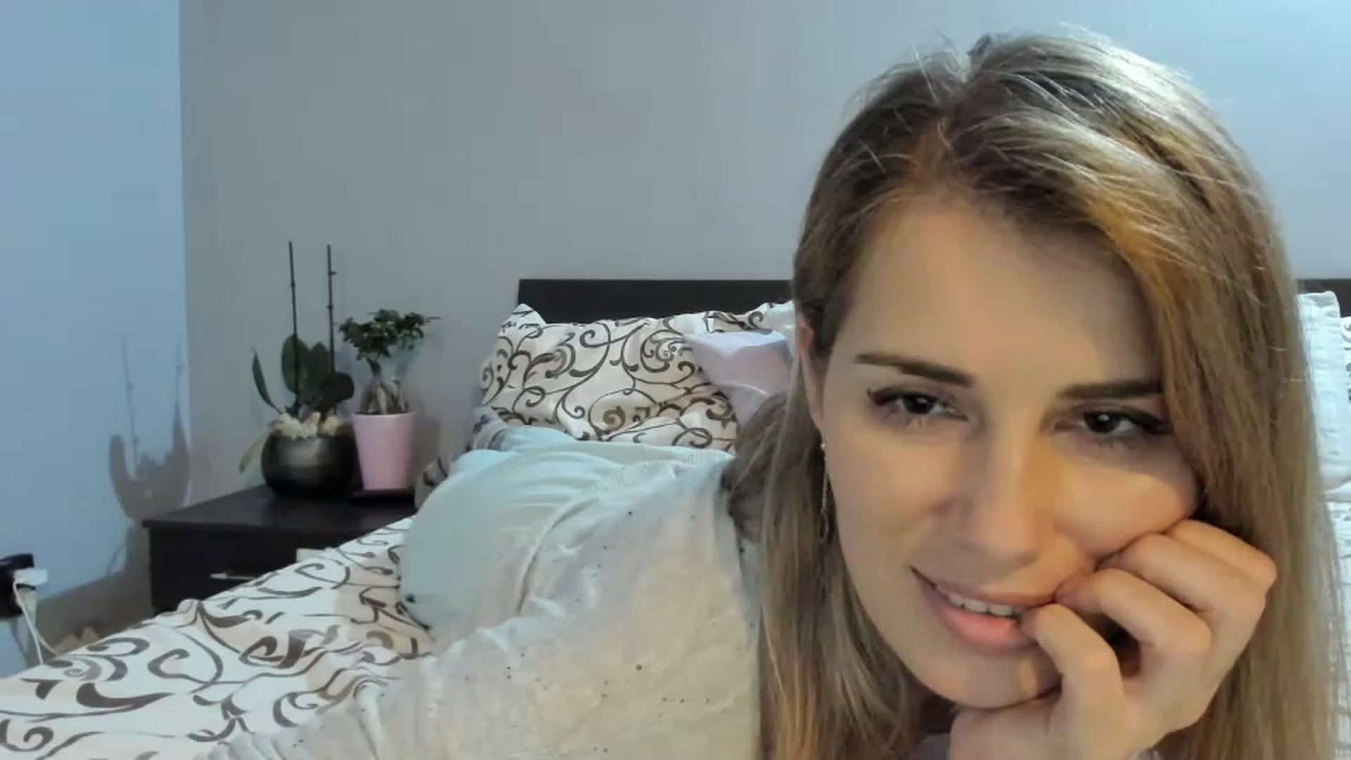 Gallery image thumbnail from PrettyWomen31's myfreecams stream on, 11/15/2022, 14:00 image 7 of 20