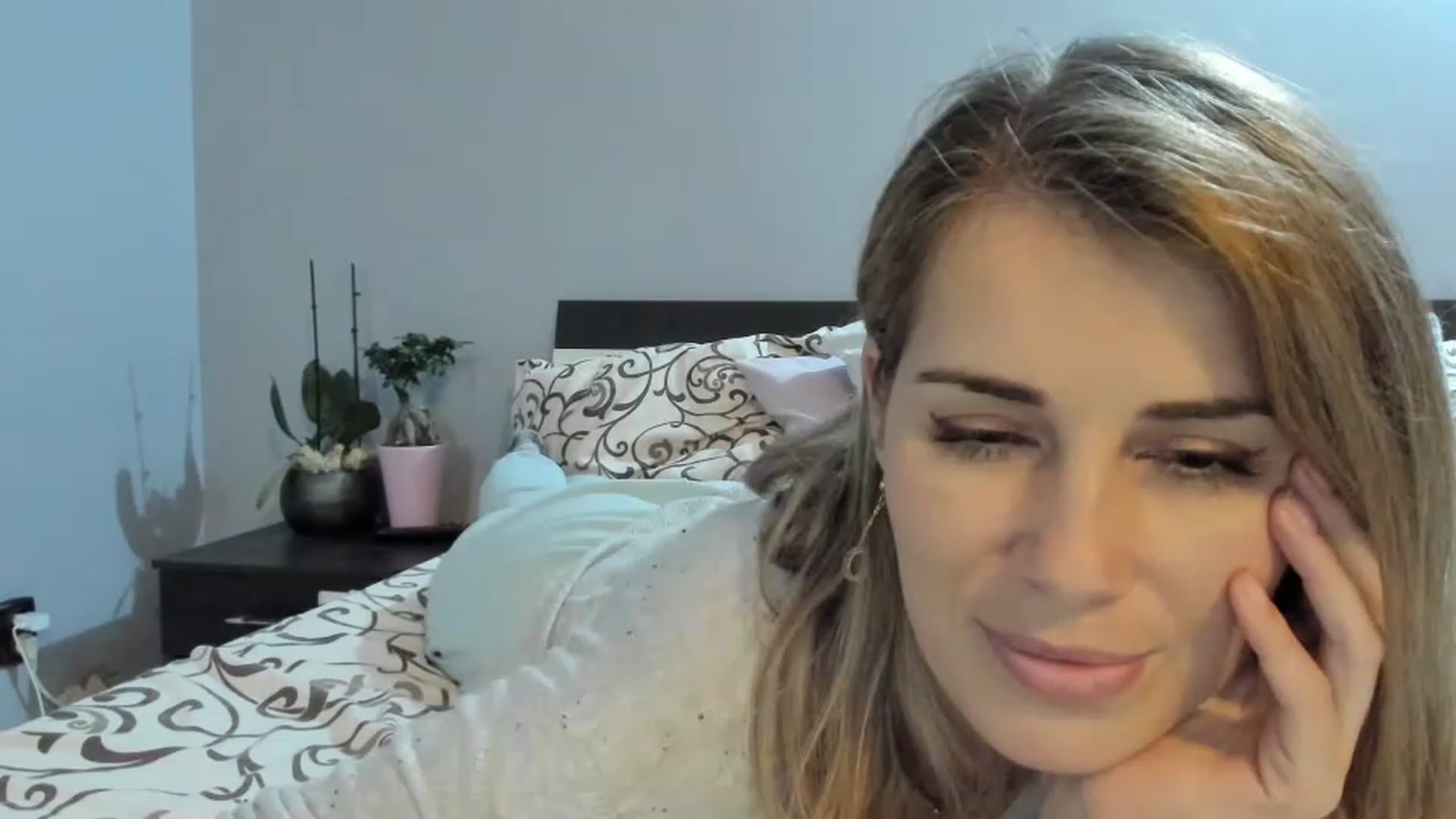 Gallery image thumbnail from PrettyWomen31's myfreecams stream on, 11/15/2022, 14:00 image 13 of 20