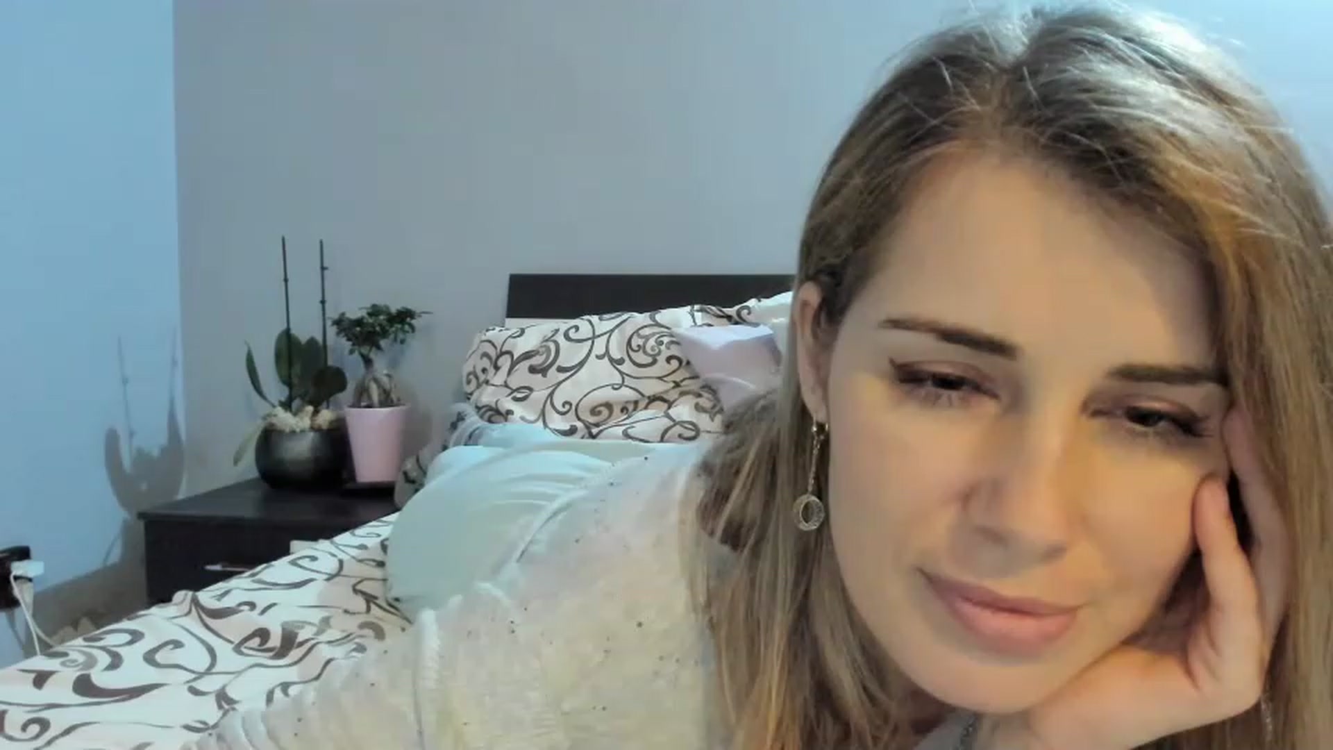 Gallery image thumbnail from PrettyWomen31's myfreecams stream on, 11/15/2022, 14:00 image 18 of 20
