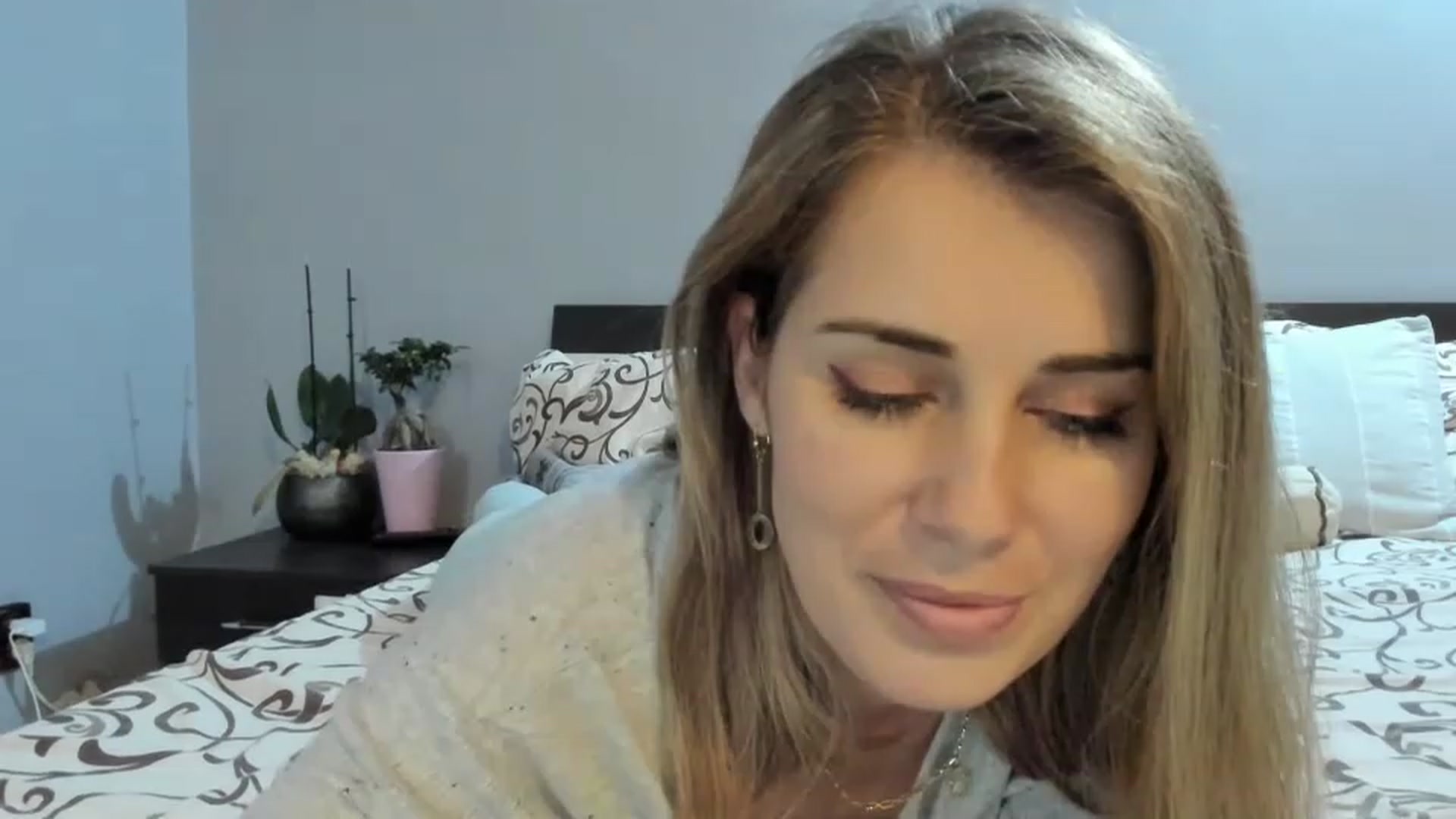 Gallery image thumbnail from PrettyWomen31's myfreecams stream on, 11/15/2022, 14:00 image 3 of 20