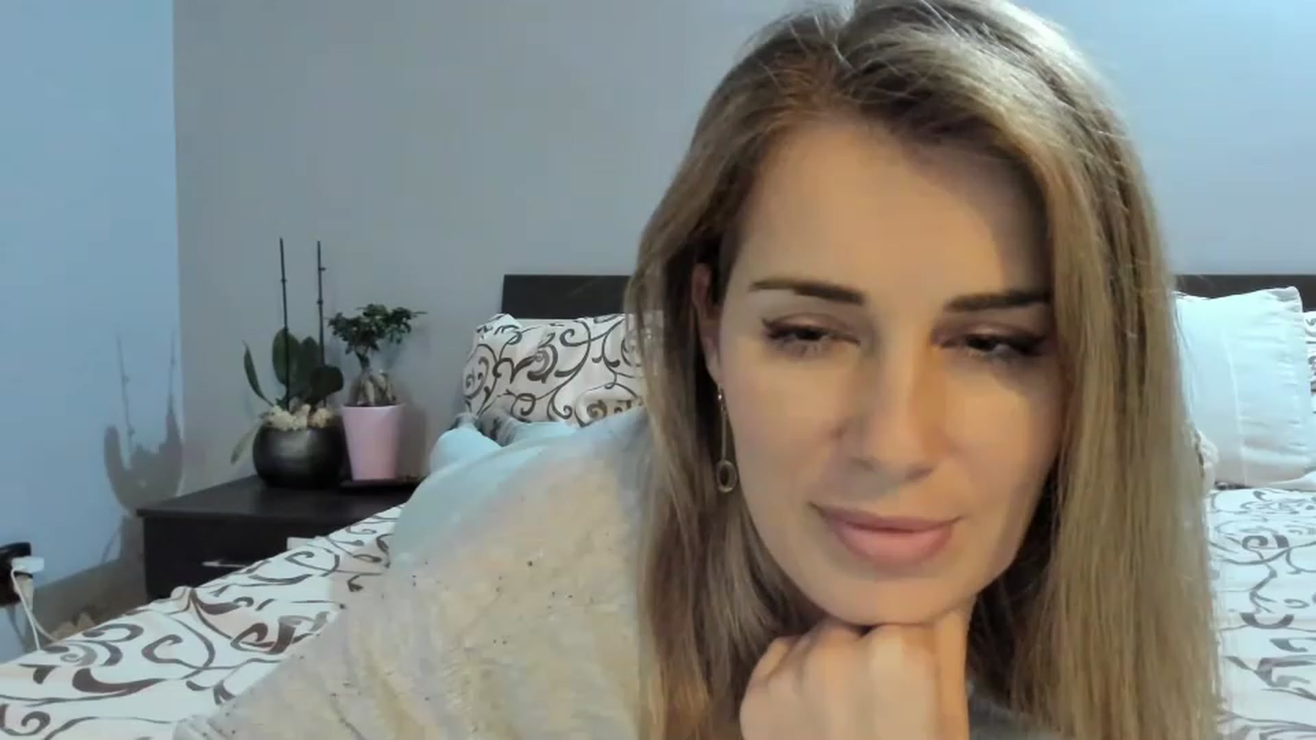 Gallery image thumbnail from PrettyWomen31's myfreecams stream on, 11/15/2022, 14:00 image 5 of 20