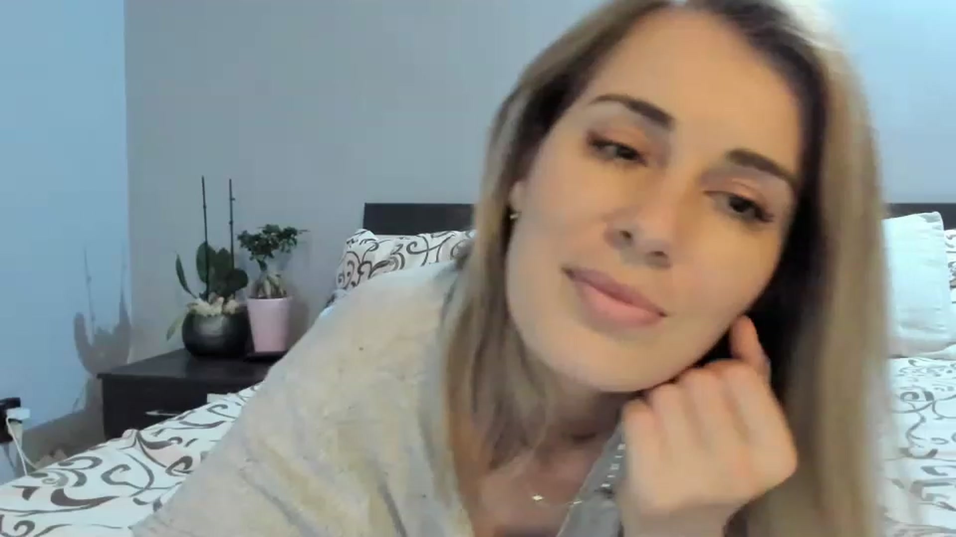 Gallery image thumbnail from PrettyWomen31's myfreecams stream on, 11/15/2022, 14:00 image 4 of 20