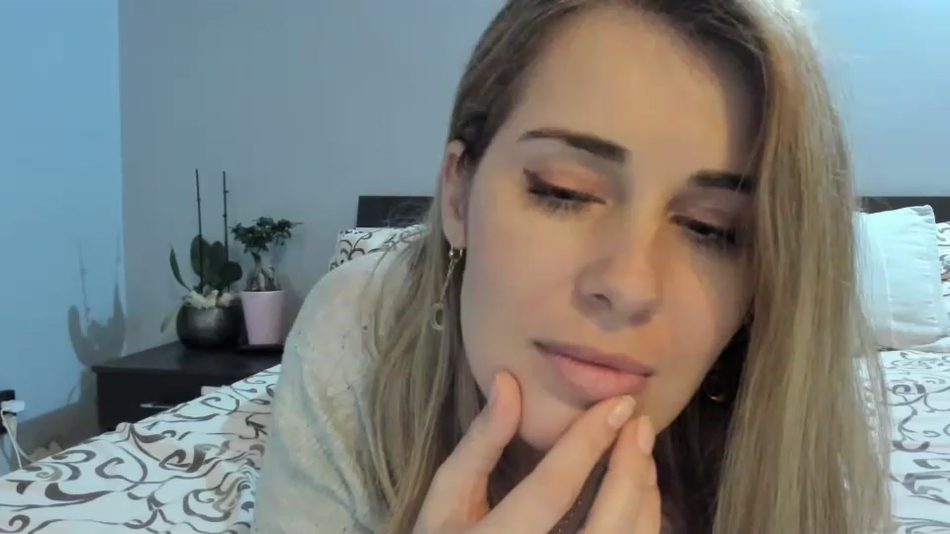 Gallery image thumbnail from PrettyWomen31's myfreecams stream on, 11/15/2022, 14:00 image 14 of 20
