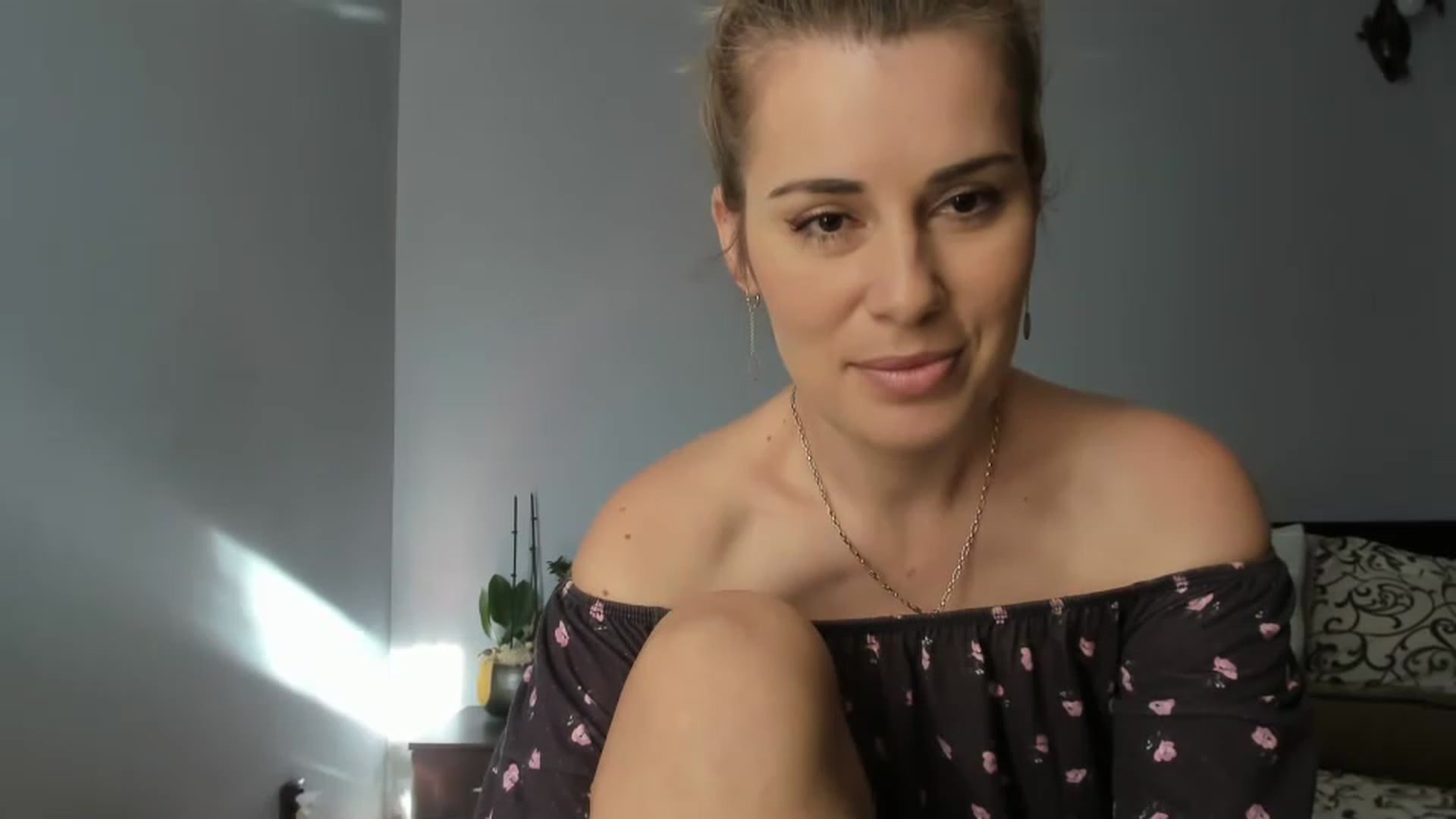 Gallery image thumbnail from PrettyWomen31's myfreecams stream on, 11/19/2022, 09:04 image 3 of 20