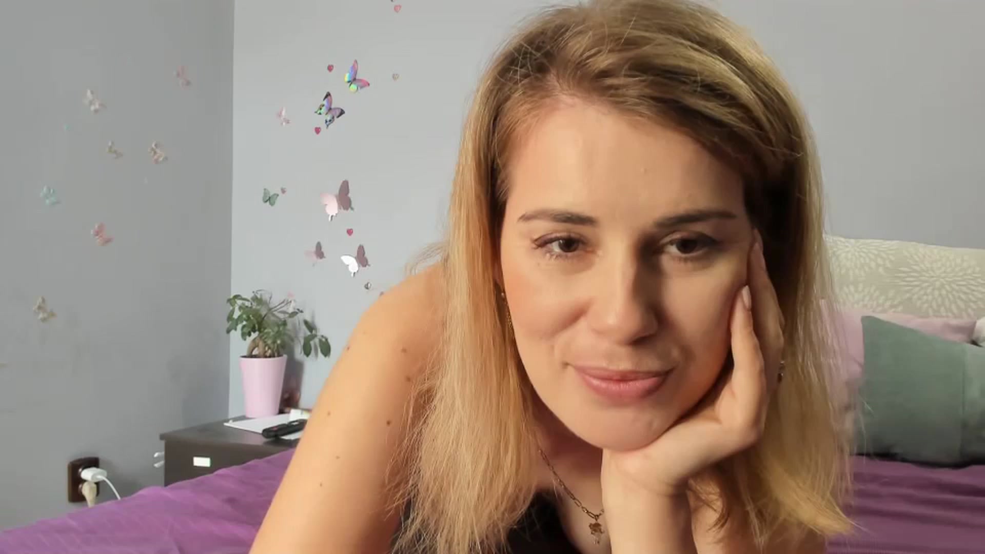 Gallery image thumbnail from PrettyWomen31's myfreecams stream on, 10/21/2024, 08:25 image 10 of 20