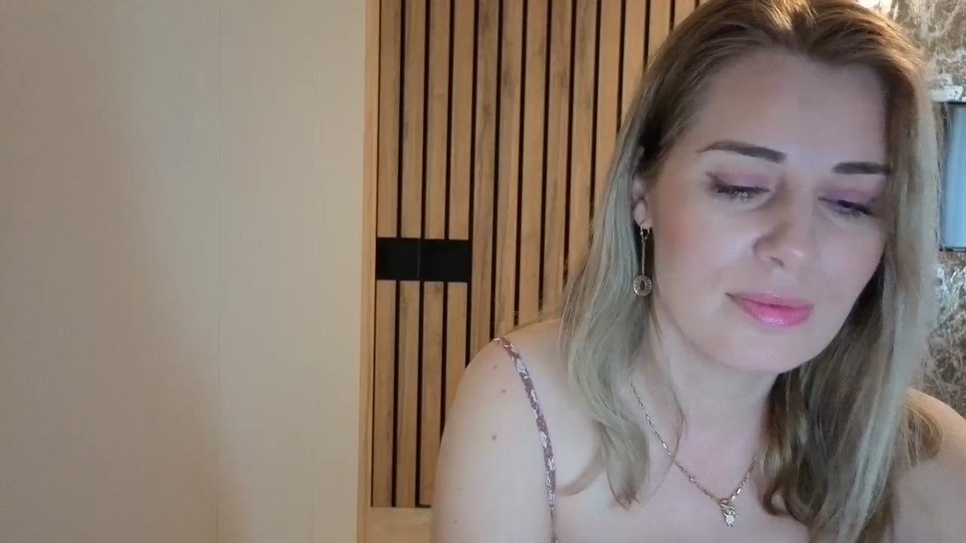 Gallery image thumbnail from PrettyWomen31's myfreecams stream on, 12/24/2025, 09:20 image 15 of 20