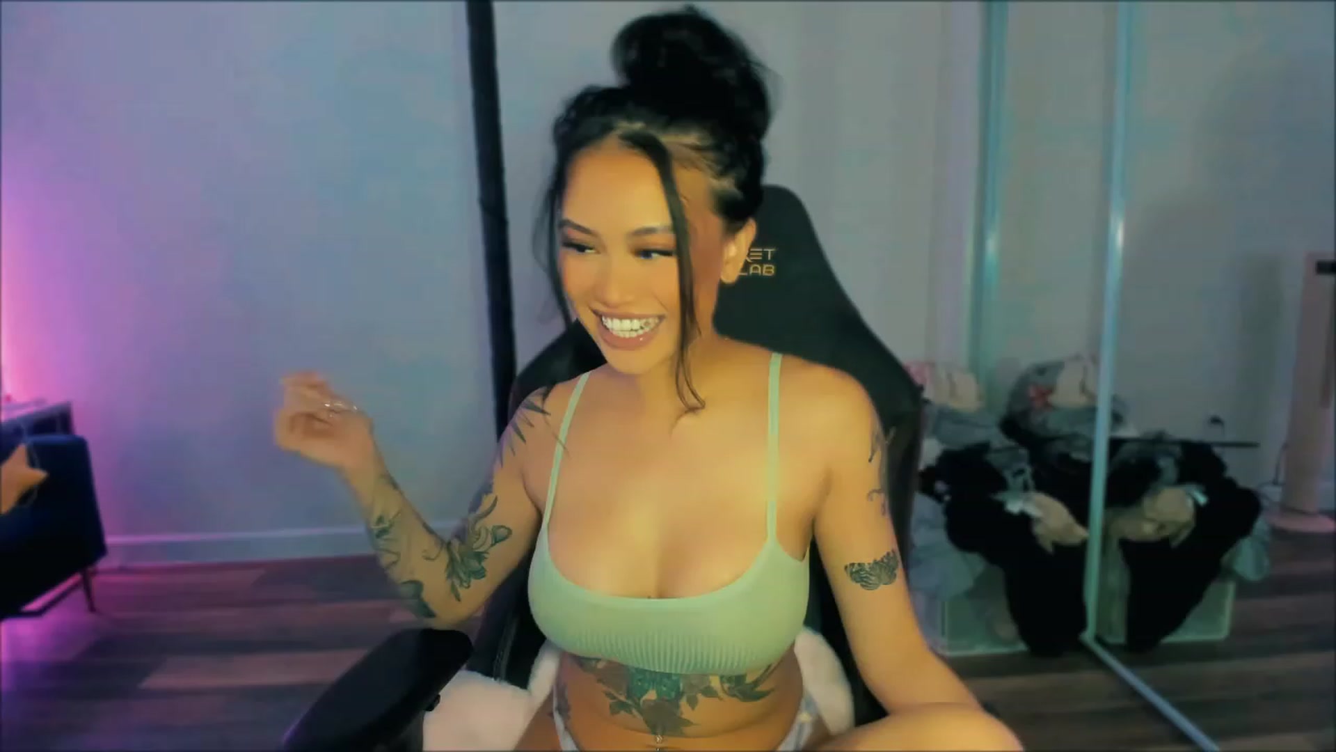 Gallery image thumbnail from PrettyX0Kat's myfreecams stream on, 06/03/2023, 01:47 image 8 of 20