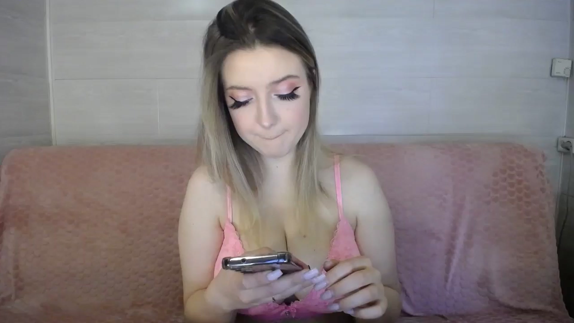 Gallery image thumbnail from Pretty_kissss's myfreecams stream on, 04/05/2026, 01:55 image 2 of 20
