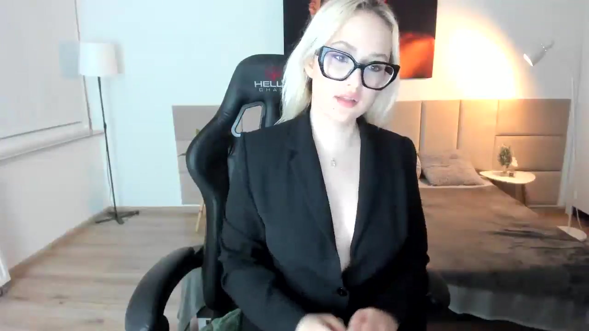 Gallery image thumbnail from Priestesss's myfreecams stream on, 04/19/2025, 20:01 image 18 of 20