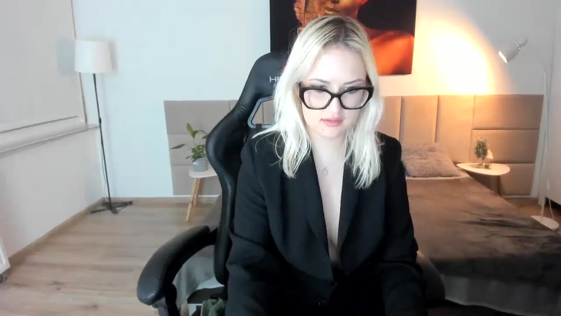 Gallery image thumbnail from Priestesss's myfreecams stream on, 04/19/2025, 20:01 image 7 of 20