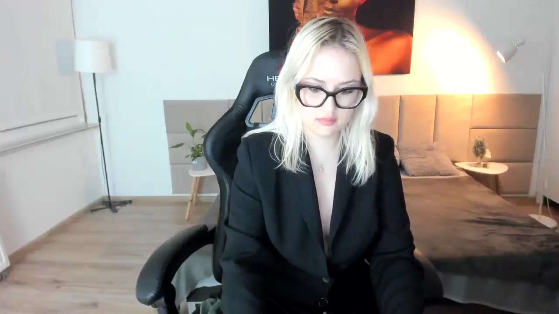 Gallery image thumbnail from Priestesss's myfreecams stream on, 04/19/2025, 20:01 image 9 of 20