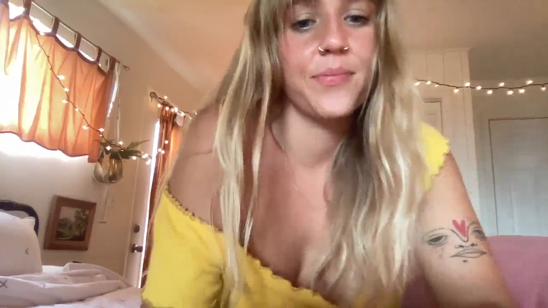 Gallery image thumbnail from PrincessElla_'s myfreecams stream on, 10/02/2023, 01:22 image 4 of 20