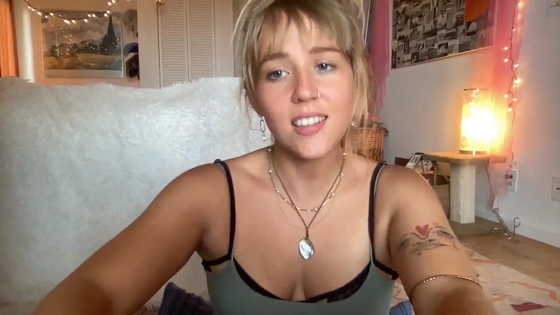 Gallery image thumbnail from PrincessElla_'s myfreecams stream on, 10/09/2023, 24:35 image 17 of 20