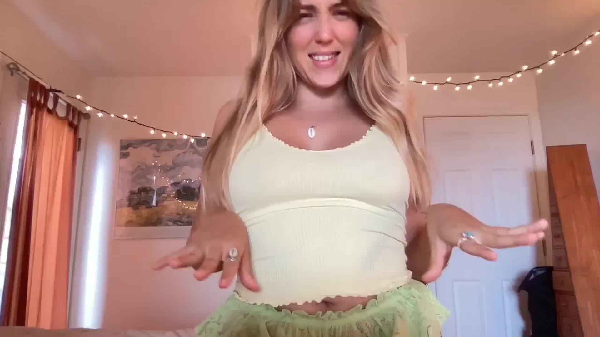 Gallery image thumbnail from PrincessElla_'s myfreecams stream on, 12/08/2023, 21:22 image 9 of 20