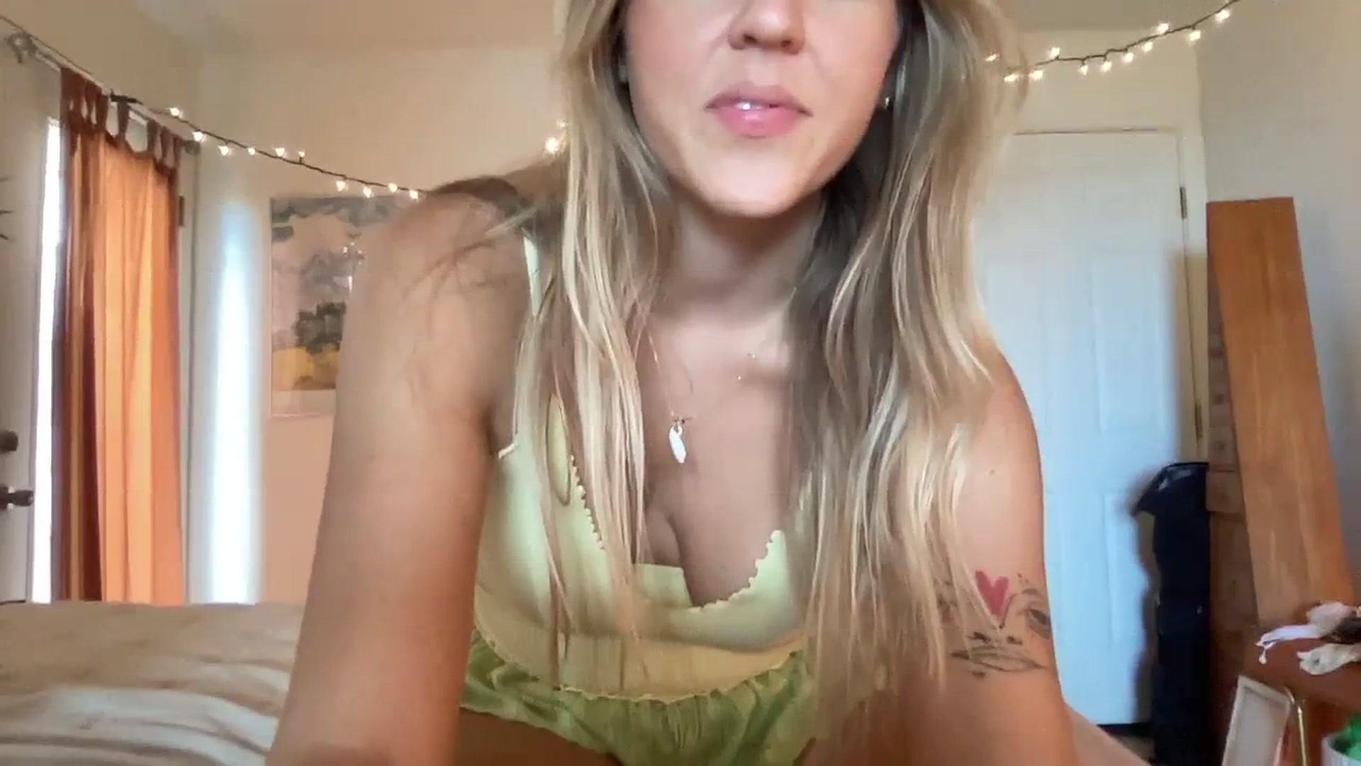 Gallery image thumbnail from PrincessElla_'s myfreecams stream on, 12/08/2023, 21:22 image 15 of 20