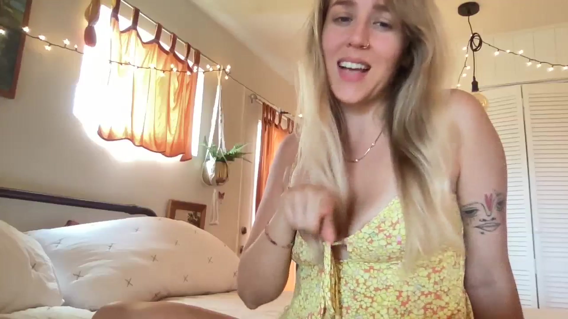Gallery image thumbnail from PrincessElla_'s myfreecams stream on, 12/15/2023, 22:11 image 5 of 20