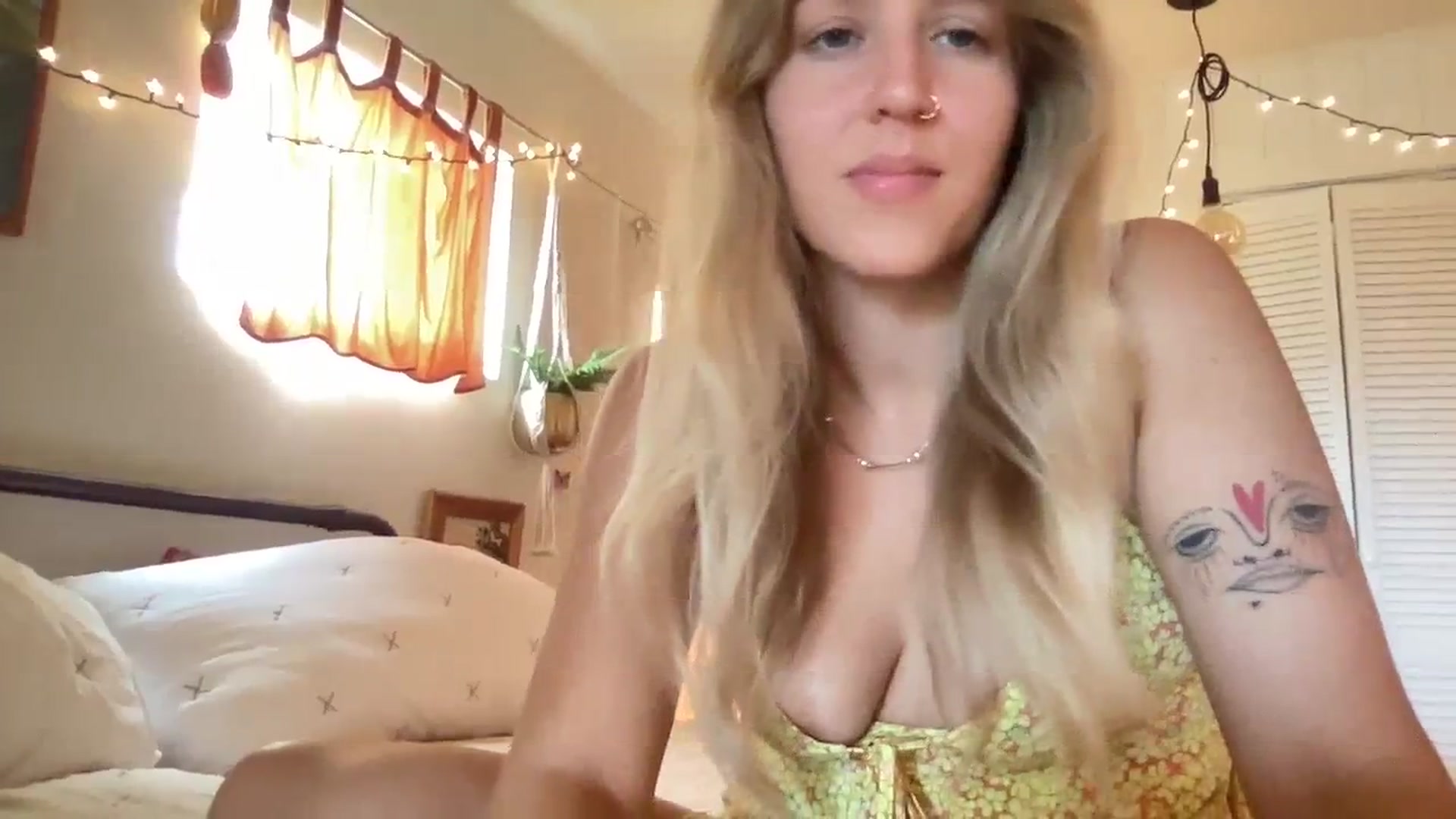 Gallery image thumbnail from PrincessElla_'s myfreecams stream on, 12/15/2023, 22:11 image 4 of 20