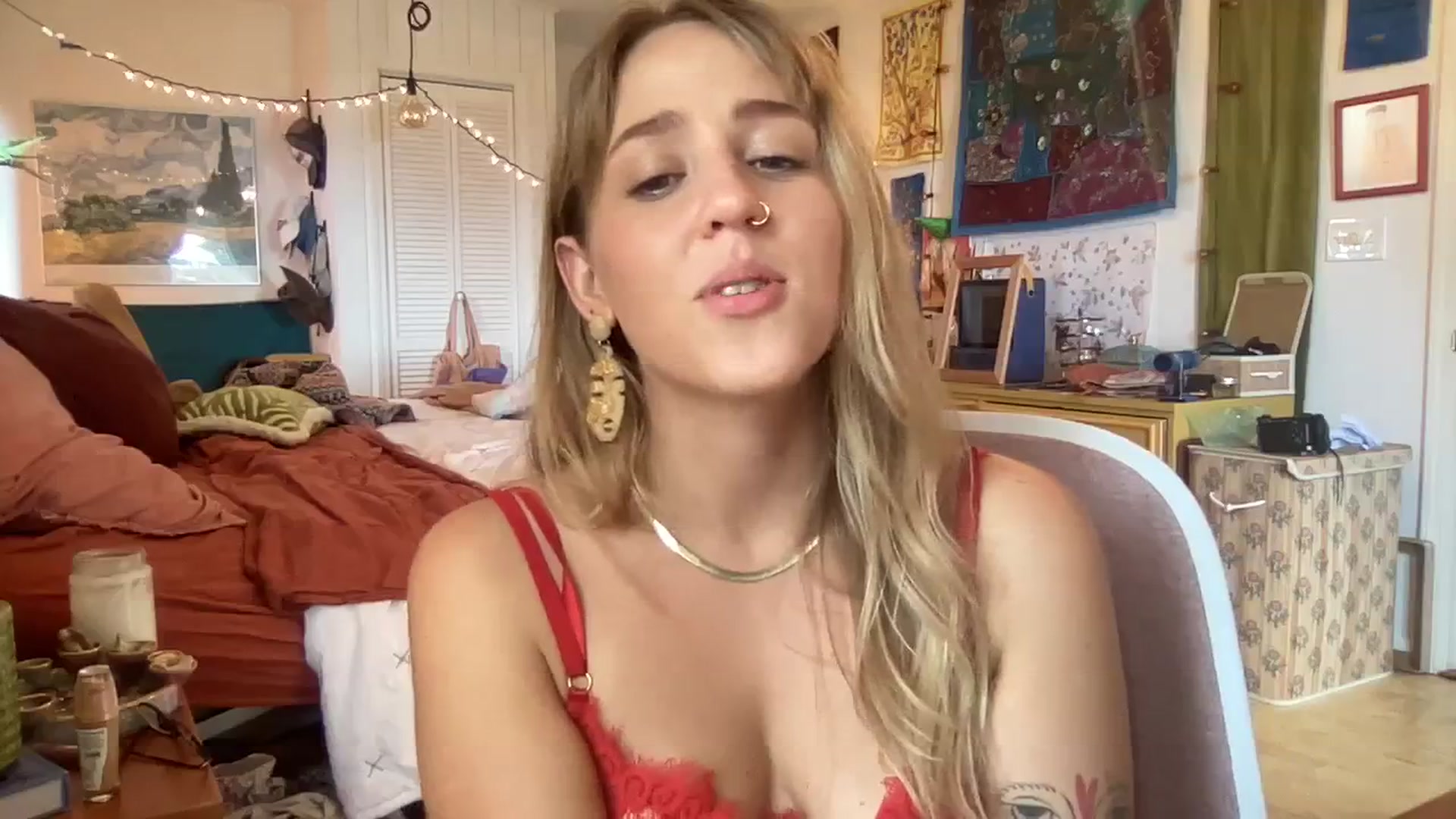 Gallery image thumbnail from PrincessElla_'s myfreecams stream on, 03/19/2024, 24:32 image 18 of 20