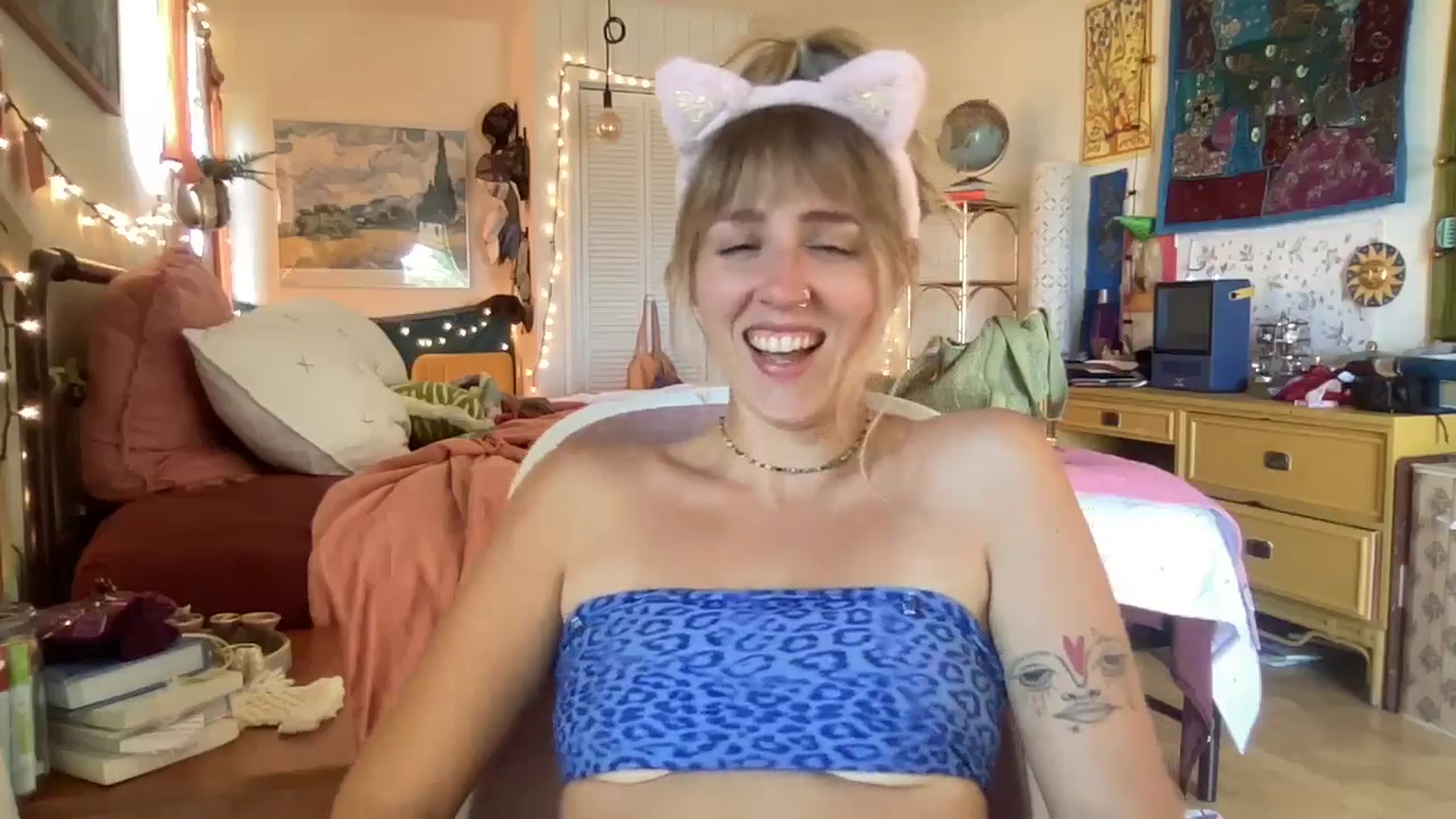 Gallery image thumbnail from PrincessElla_'s myfreecams stream on, 04/17/2024, 24:45 image 8 of 20