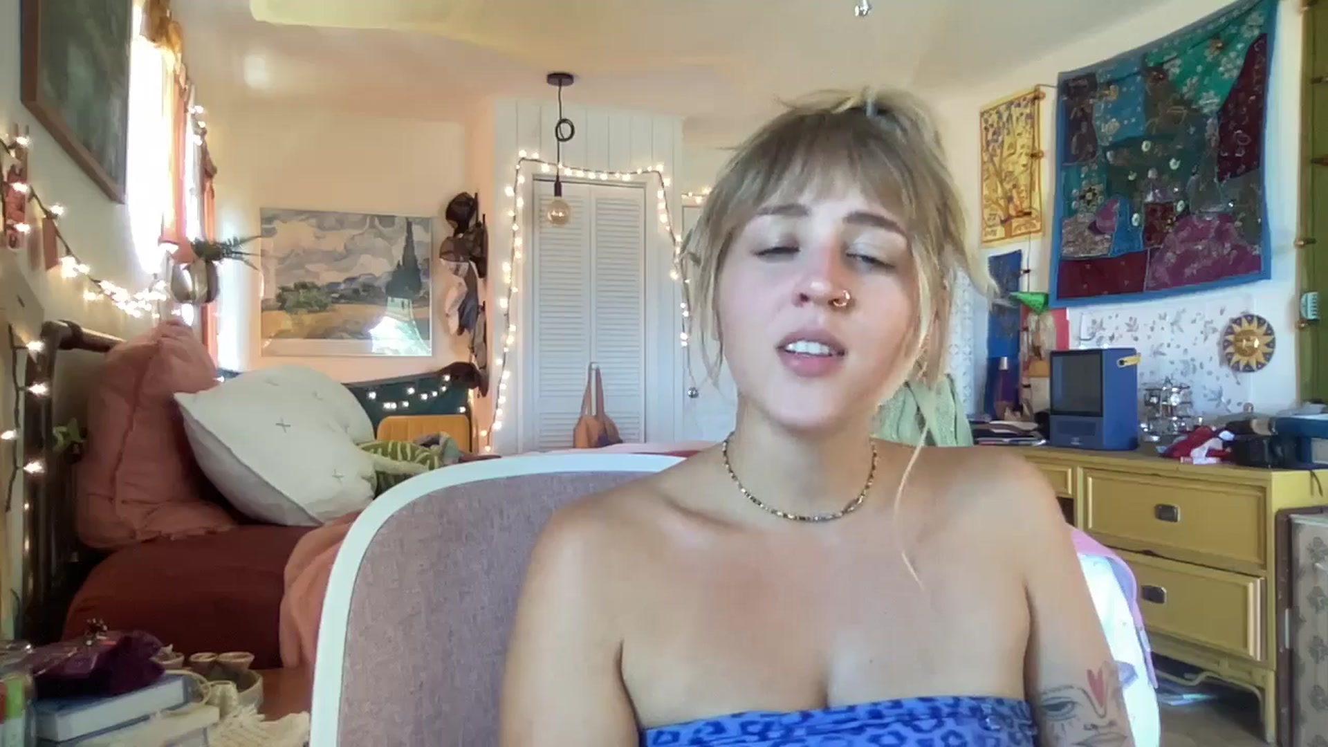 Gallery image thumbnail from PrincessElla_'s myfreecams stream on, 04/17/2024, 24:45 image 6 of 20