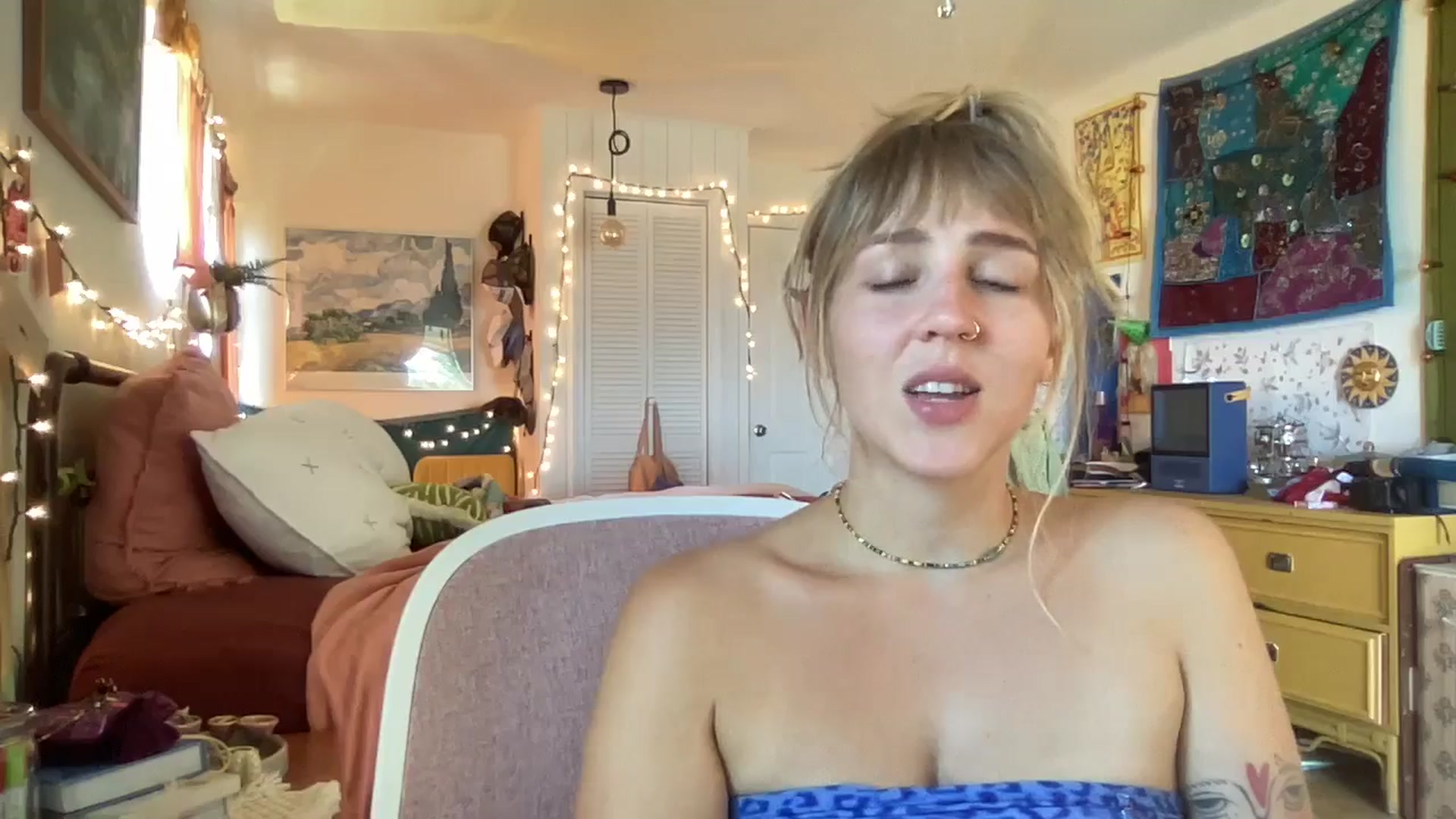 Gallery image thumbnail from PrincessElla_'s myfreecams stream on, 04/17/2024, 24:45 image 7 of 20