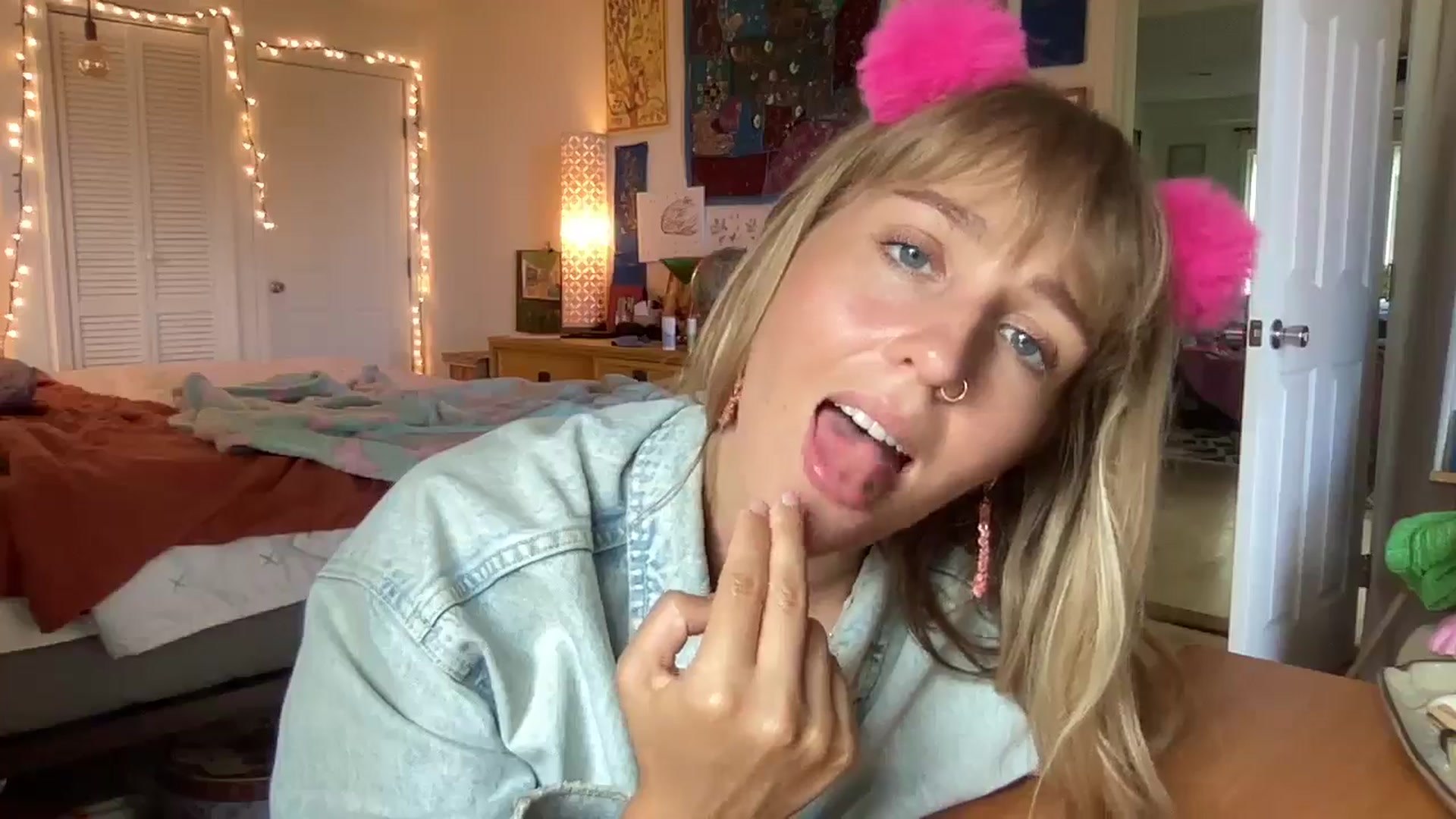 Gallery image thumbnail from PrincessElla_'s myfreecams stream on, 08/22/2024, 22:29 image 13 of 20