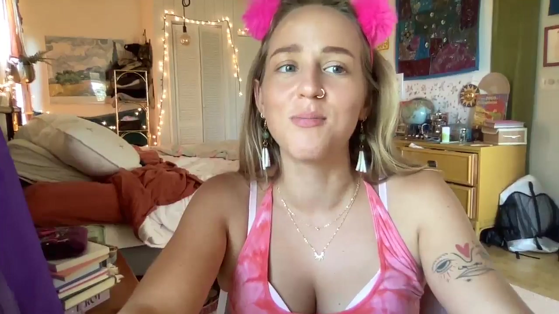 Gallery image thumbnail from PrincessElla_'s myfreecams stream on, 08/28/2024, 23:49 image 19 of 20