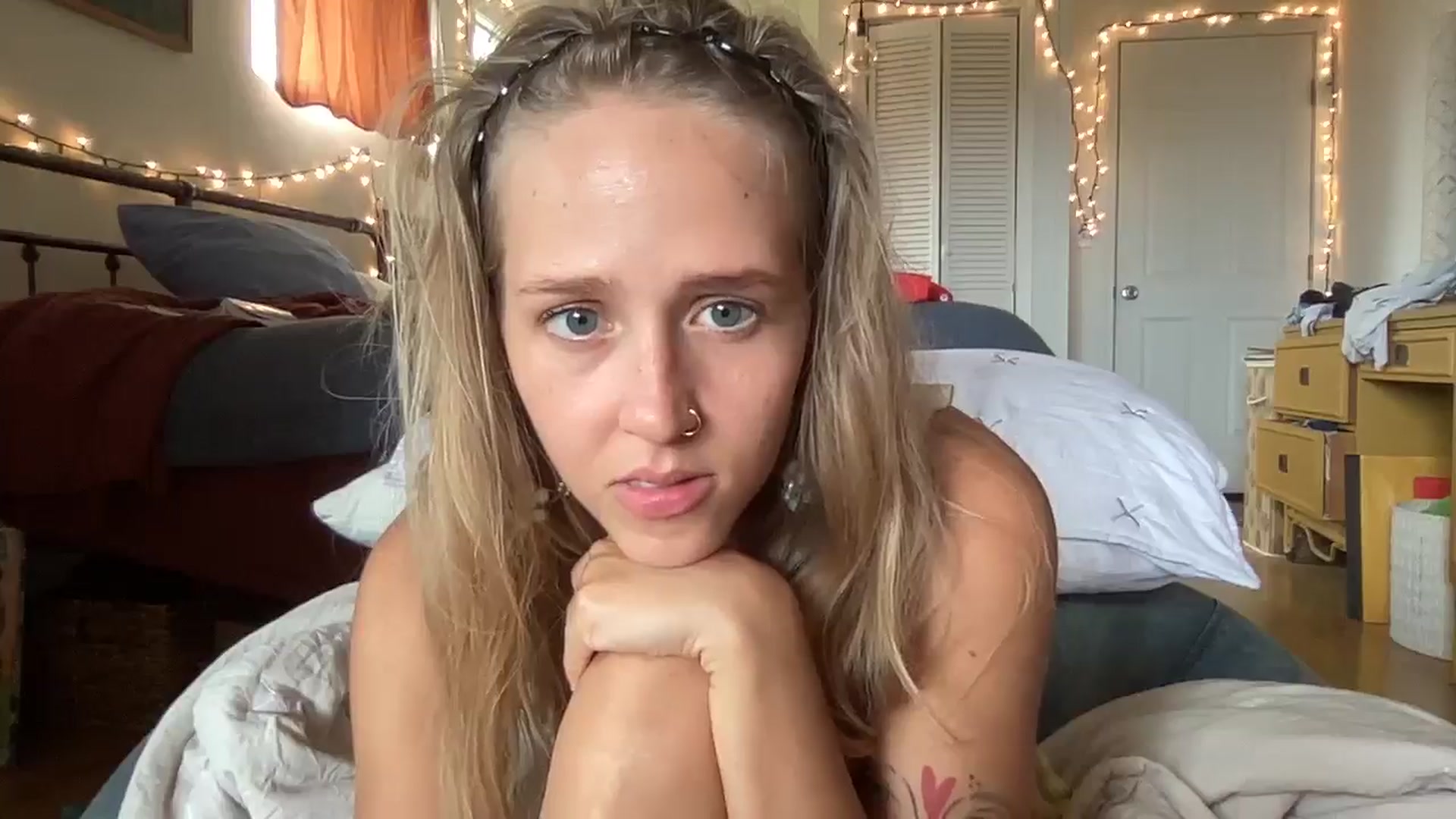 Gallery image thumbnail from PrincessElla_'s myfreecams stream on, 10/18/2024, 24:25 image 16 of 20
