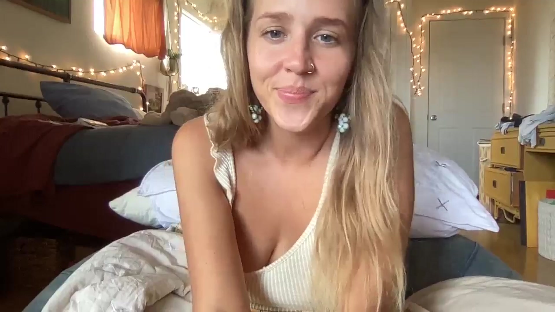 Gallery image thumbnail from PrincessElla_'s myfreecams stream on, 10/18/2024, 24:25 image 8 of 20