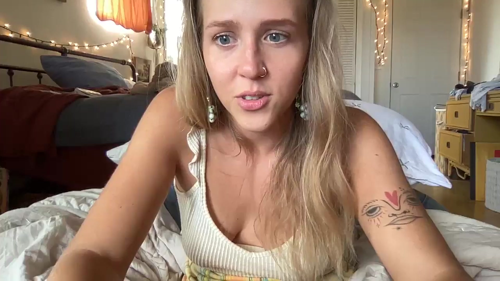 Gallery image thumbnail from PrincessElla_'s myfreecams stream on, 10/18/2024, 24:25 image 5 of 20