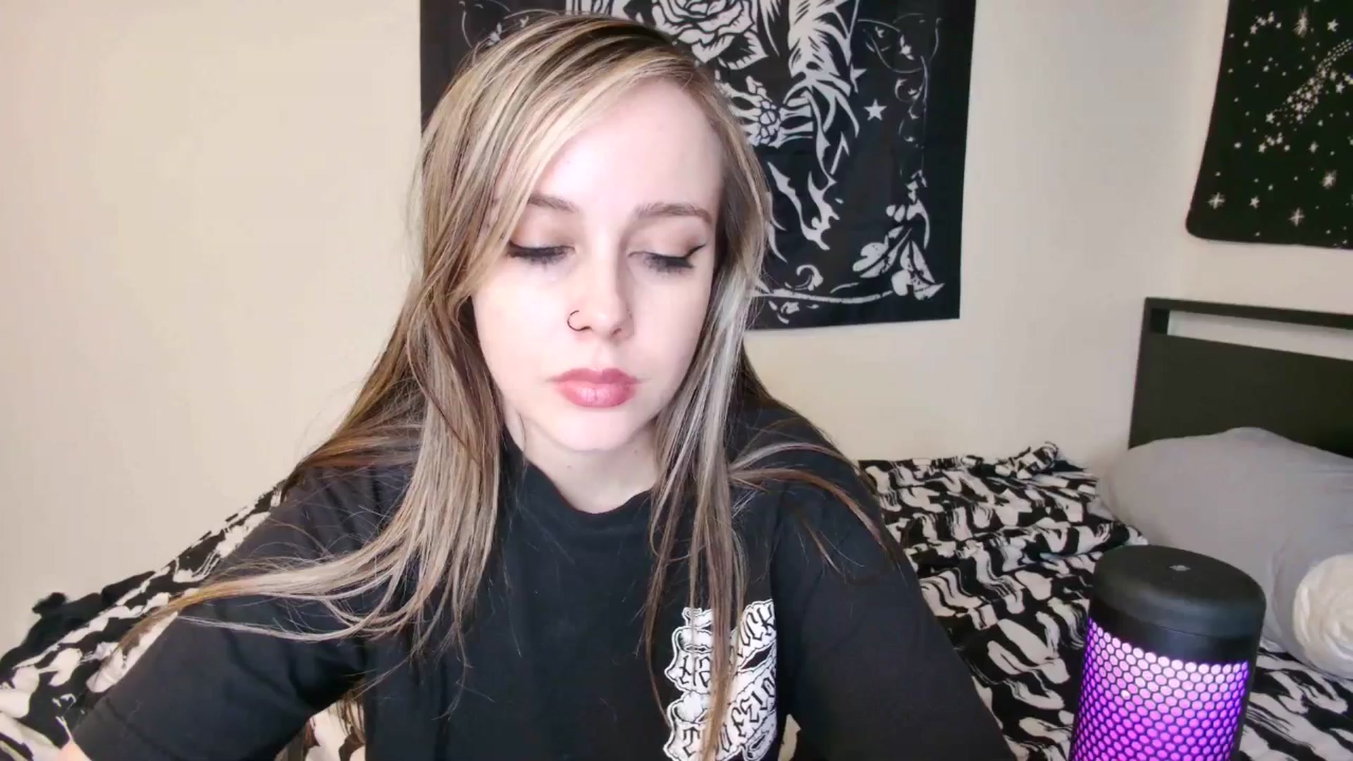 Gallery image thumbnail from Princesslunar's myfreecams stream on, 05/17/2025, 08:12 image 7 of 20