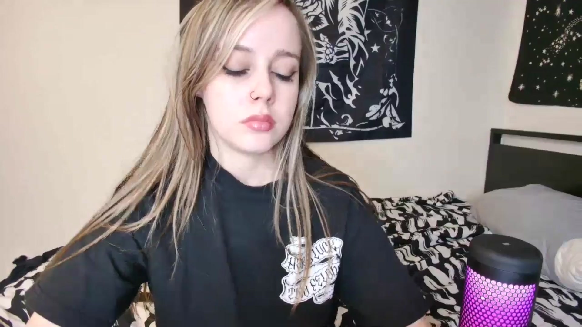 Gallery image thumbnail from Princesslunar's myfreecams stream on, 05/17/2025, 08:12 image 6 of 20
