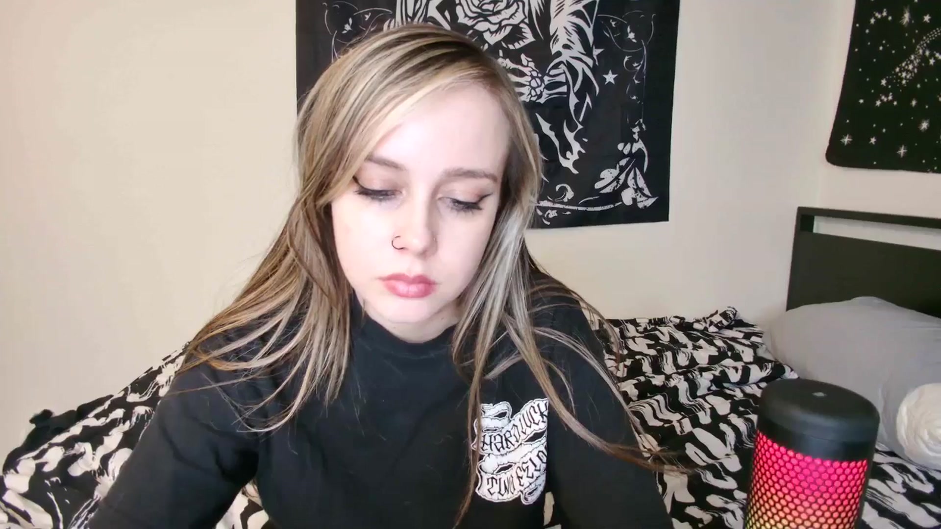 Gallery image thumbnail from Princesslunar's myfreecams stream on, 05/17/2025, 08:12 image 4 of 20