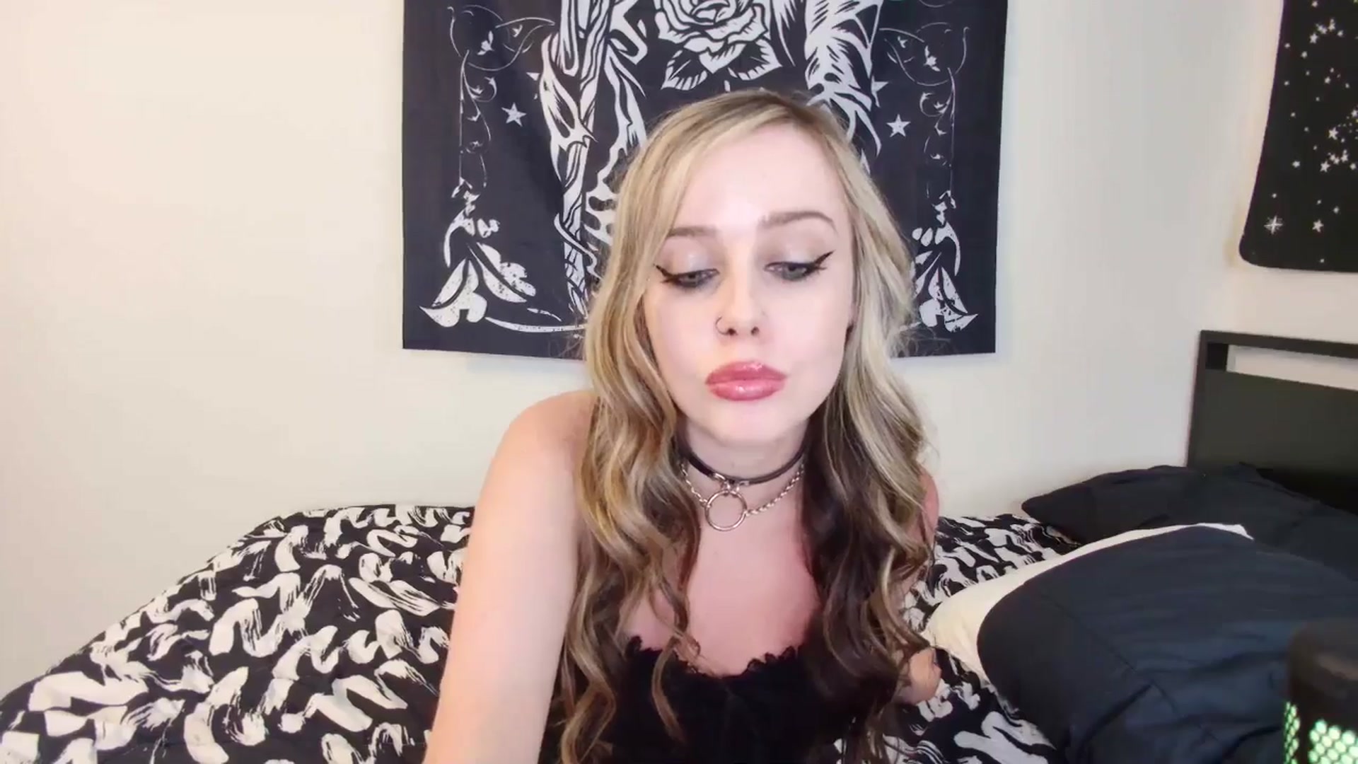Gallery image thumbnail from Princesslunar's myfreecams stream on, 06/19/2025, 22:32 image 6 of 20
