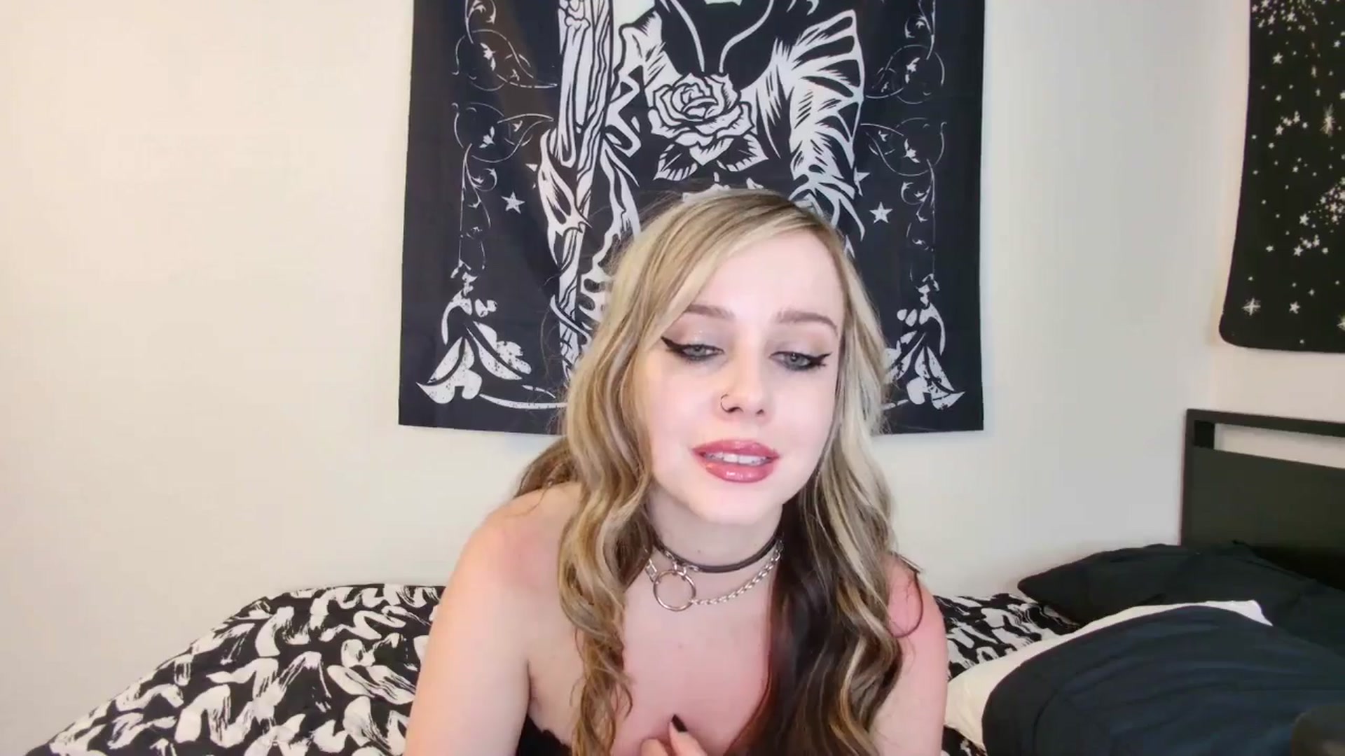 Gallery image thumbnail from Princesslunar's myfreecams stream on, 06/19/2025, 22:32 image 3 of 20