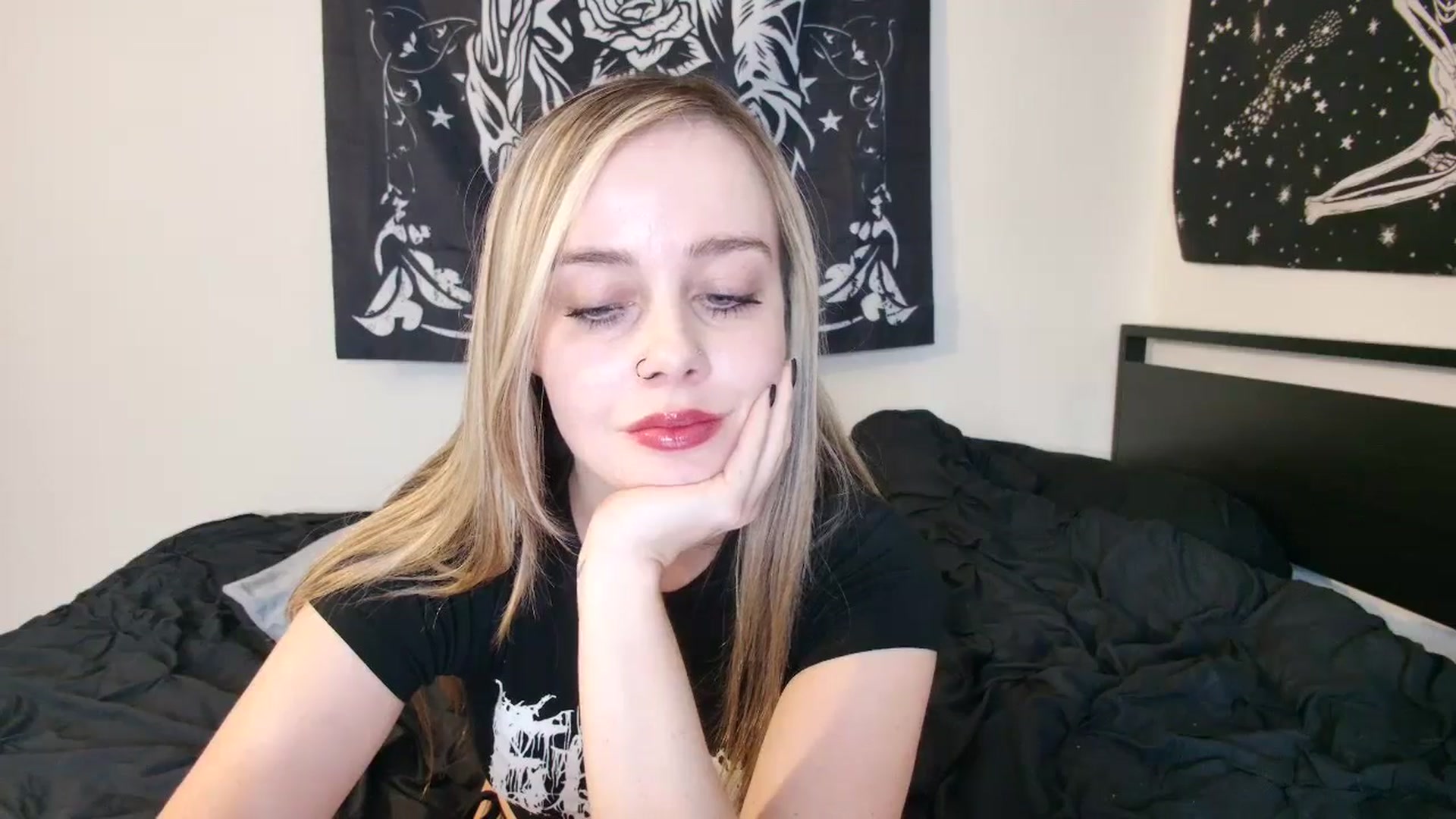 Gallery image thumbnail from Princesslunar's myfreecams stream on, 08/19/2025, 01:17 image 3 of 20