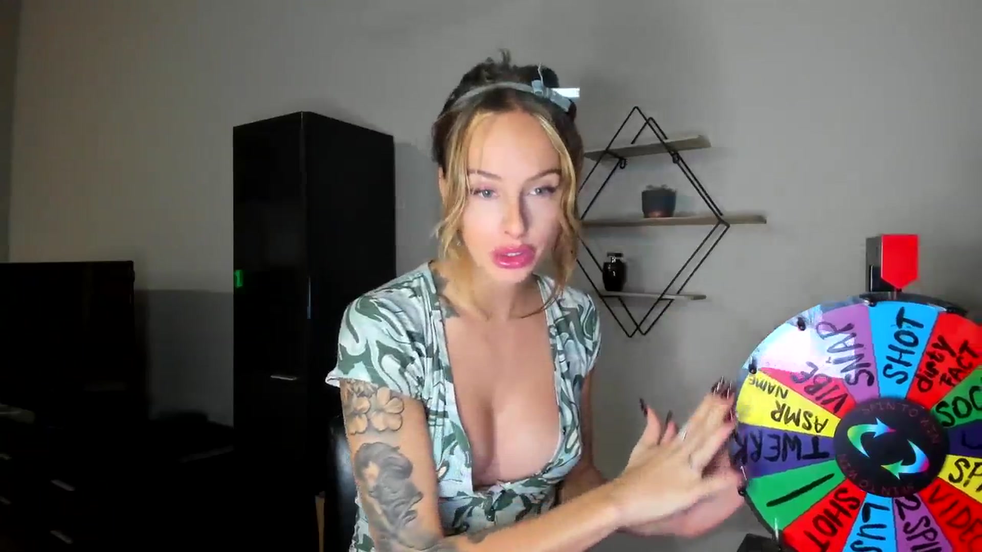 Gallery image thumbnail from PrincesssTati's myfreecams stream on, 12/29/2023, 04:34 image 14 of 20