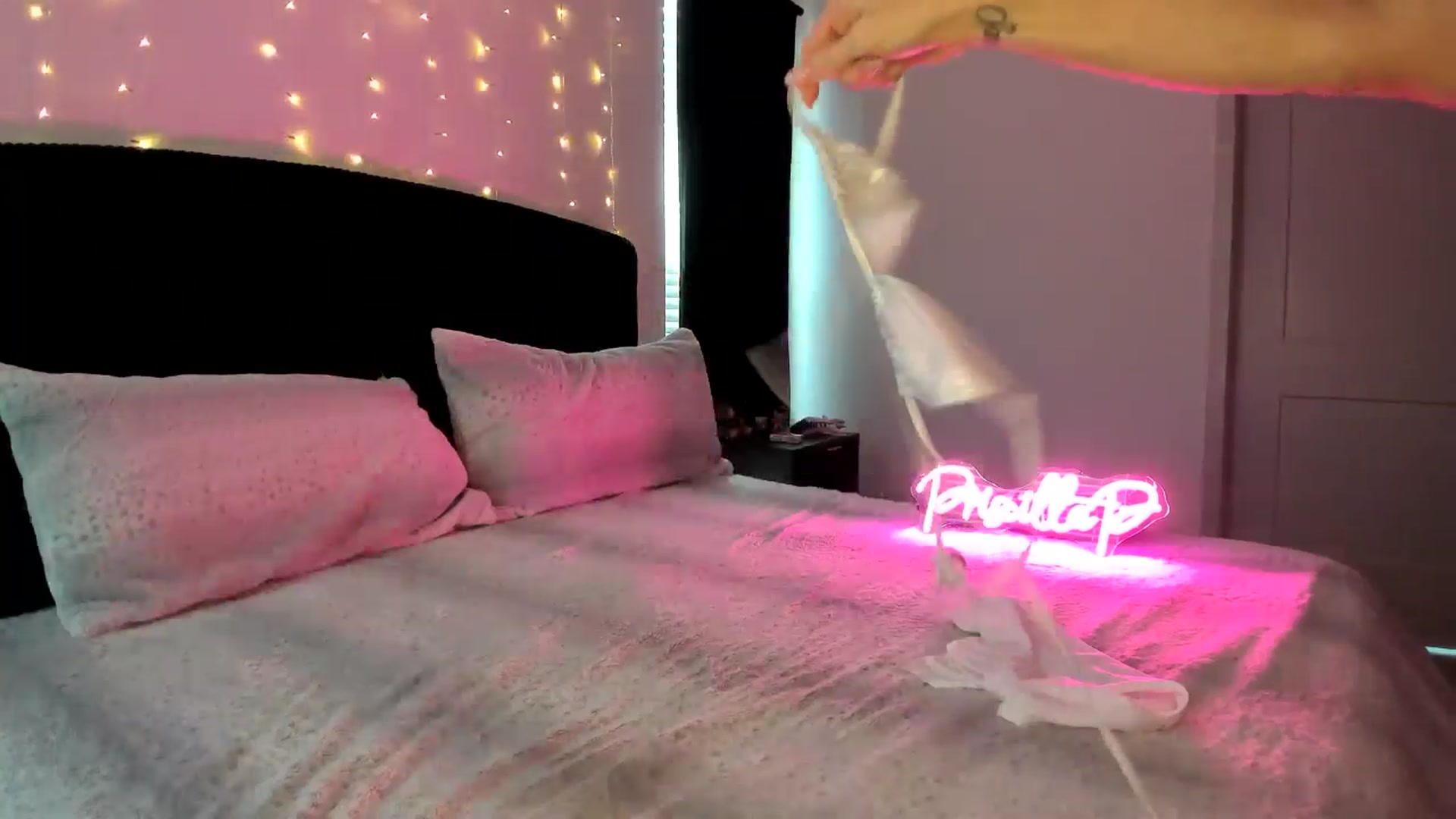 Gallery image thumbnail from PriscillaP's myfreecams stream on, 06/13/2025, 20:00 image 10 of 20