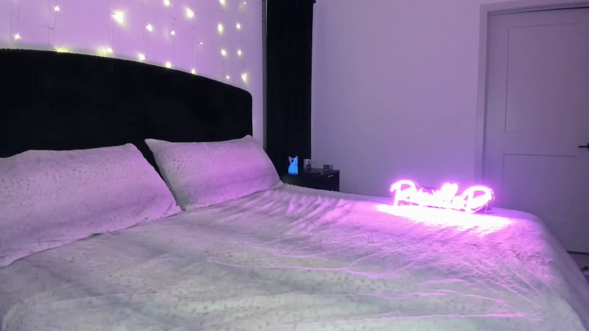 Gallery image thumbnail from PriscillaP's myfreecams stream on, 08/18/2025, 03:30 image 16 of 20
