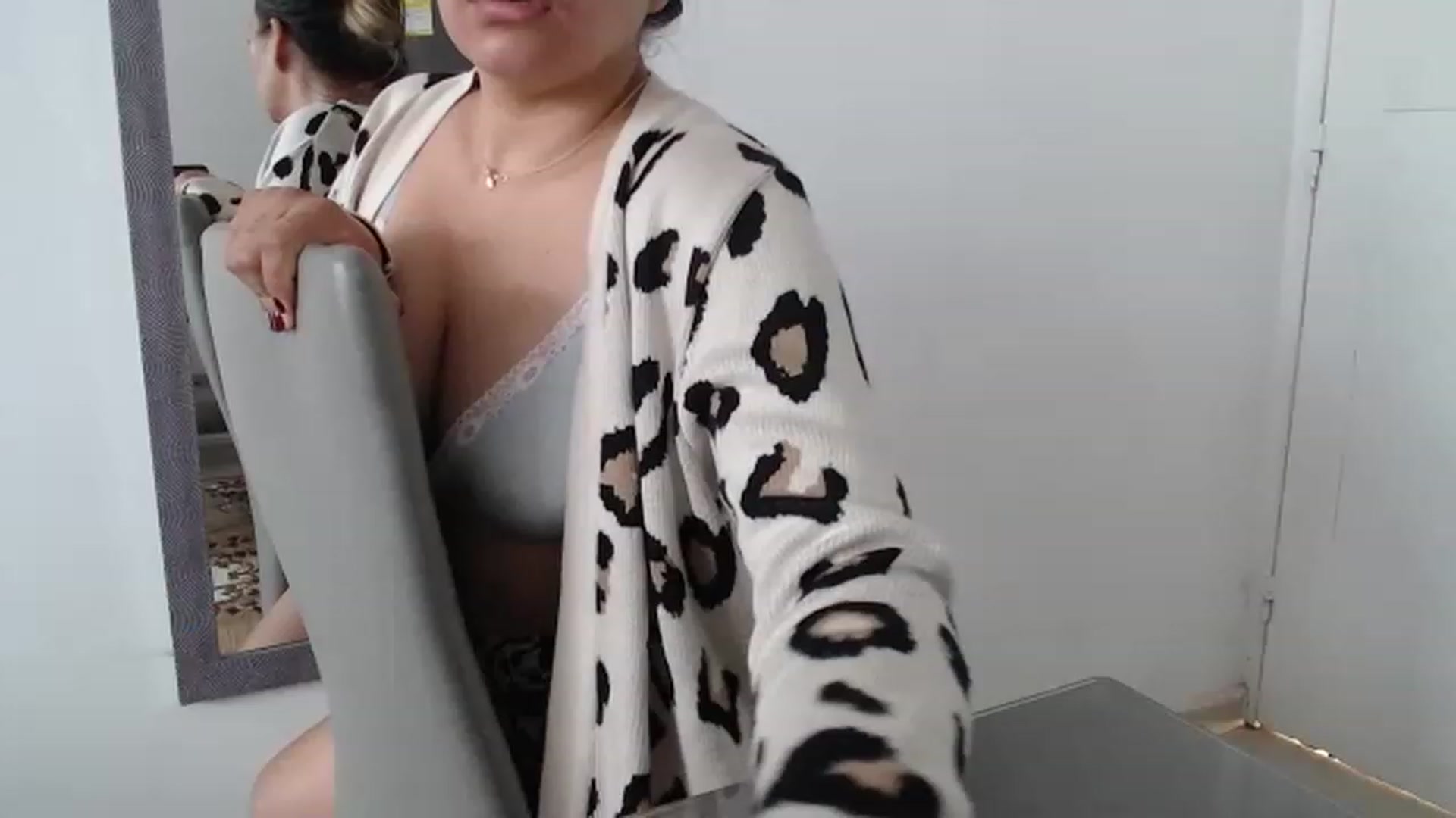 Gallery image thumbnail from Priscilla_br's myfreecams stream on, 12/18/2022, 17:53 image 10 of 20