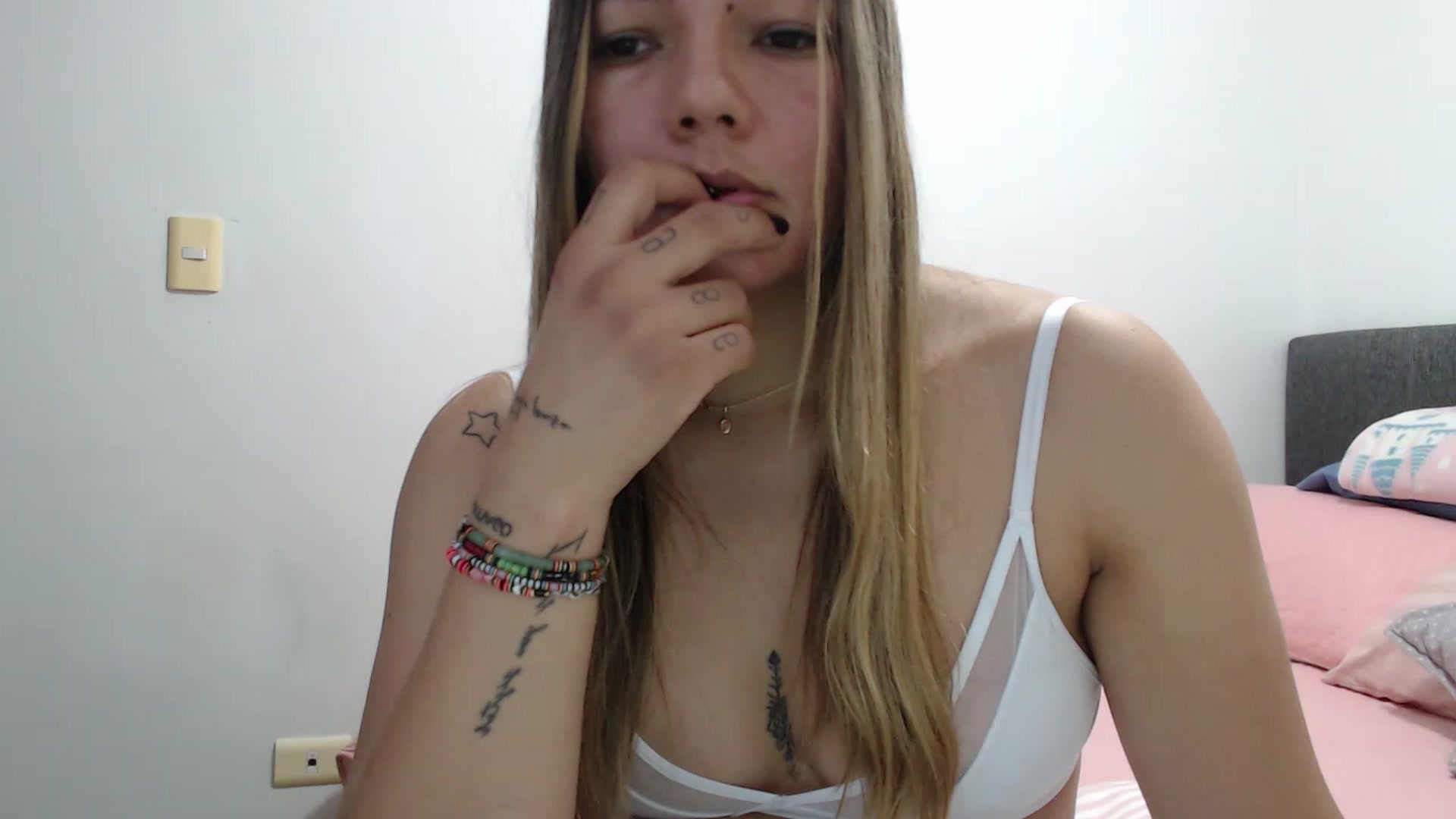 Gallery image thumbnail from Priscilla_br's myfreecams stream on, 01/16/2023, 23:05 image 6 of 20