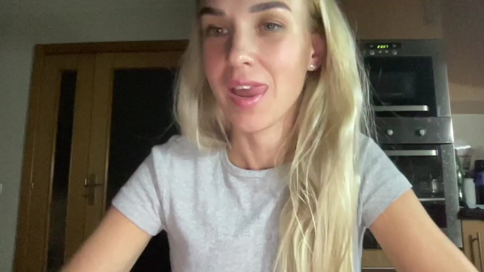 Gallery image thumbnail from Pulyaua's myfreecams stream on, 09/15/2024, 23:12 image 8 of 20